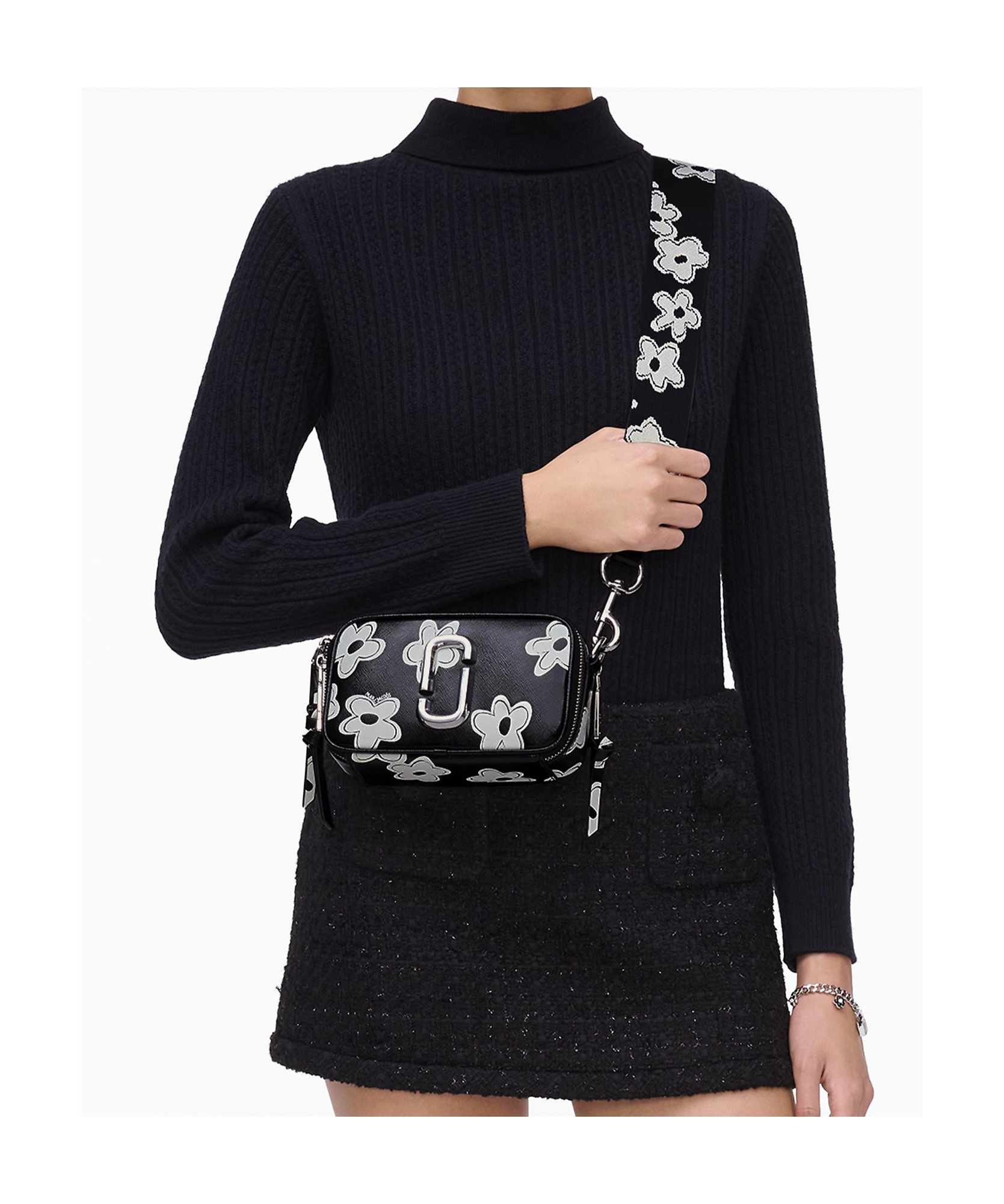Marc Jacobs Zippered Shoulder Bag In Black