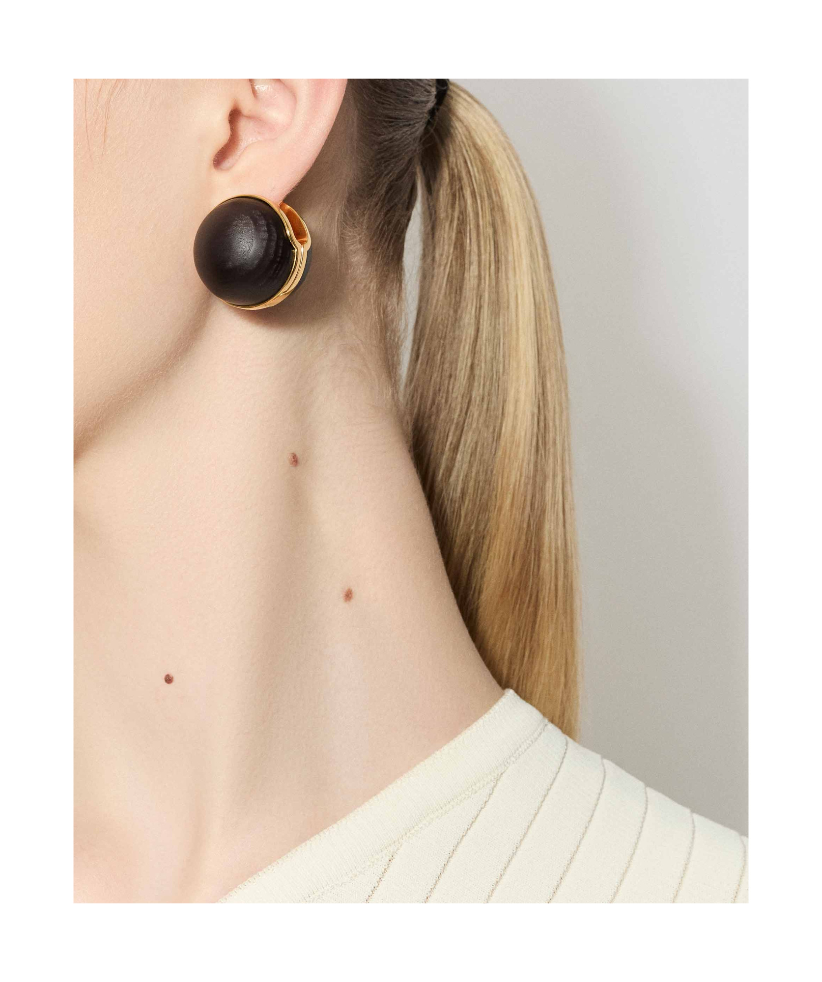 Alaïa Wood Sphere Earrings In Black
