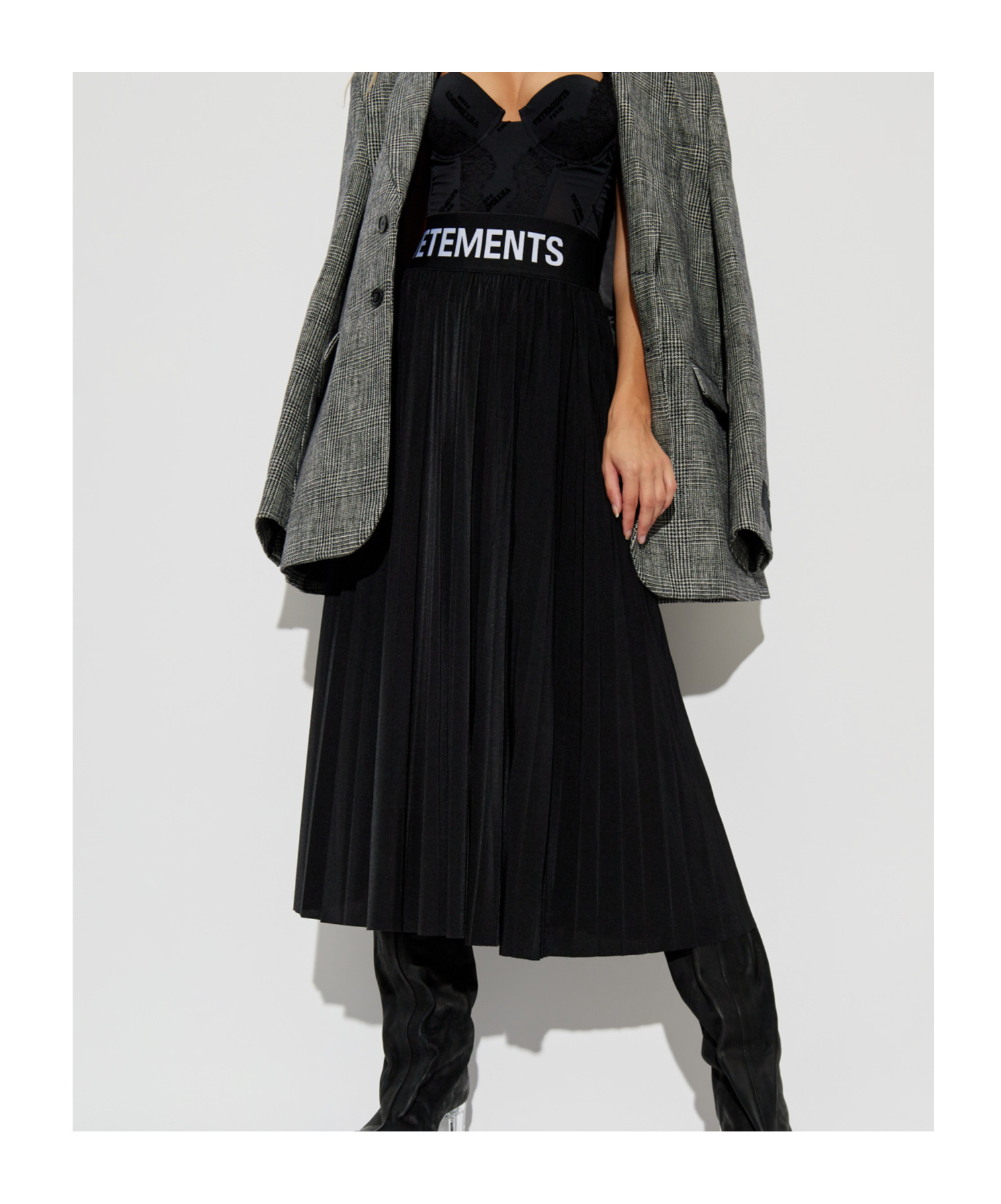 VETEMENTS VETEMENTS LOGO WAIST-BAND PLEATED SKIRT 