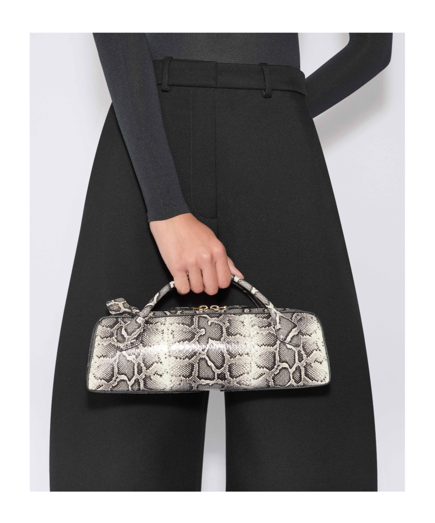 Alaïa Le Teckel Clutch In Ayers Leather In Black