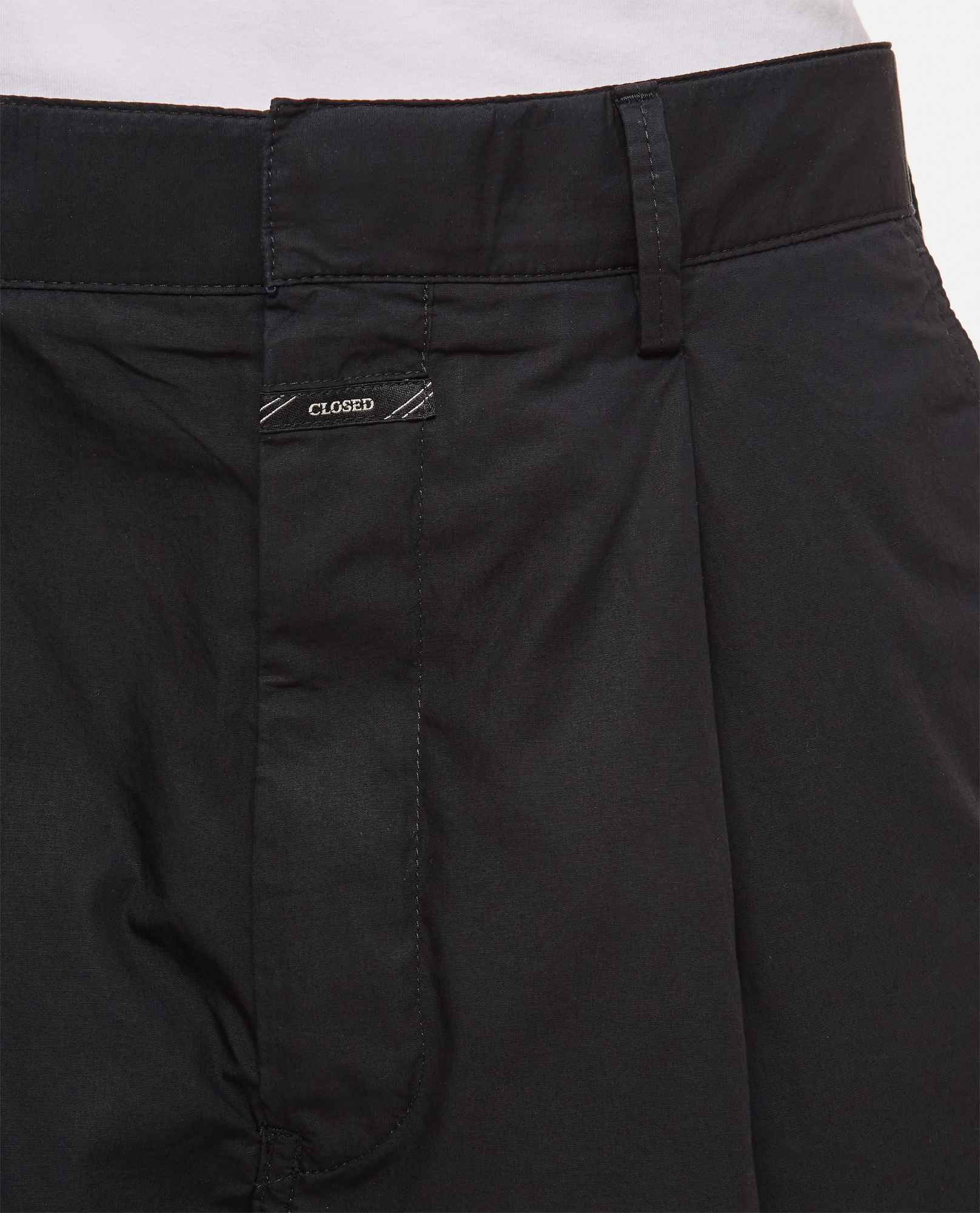 Closed Pleated Detail Shorts In Black
