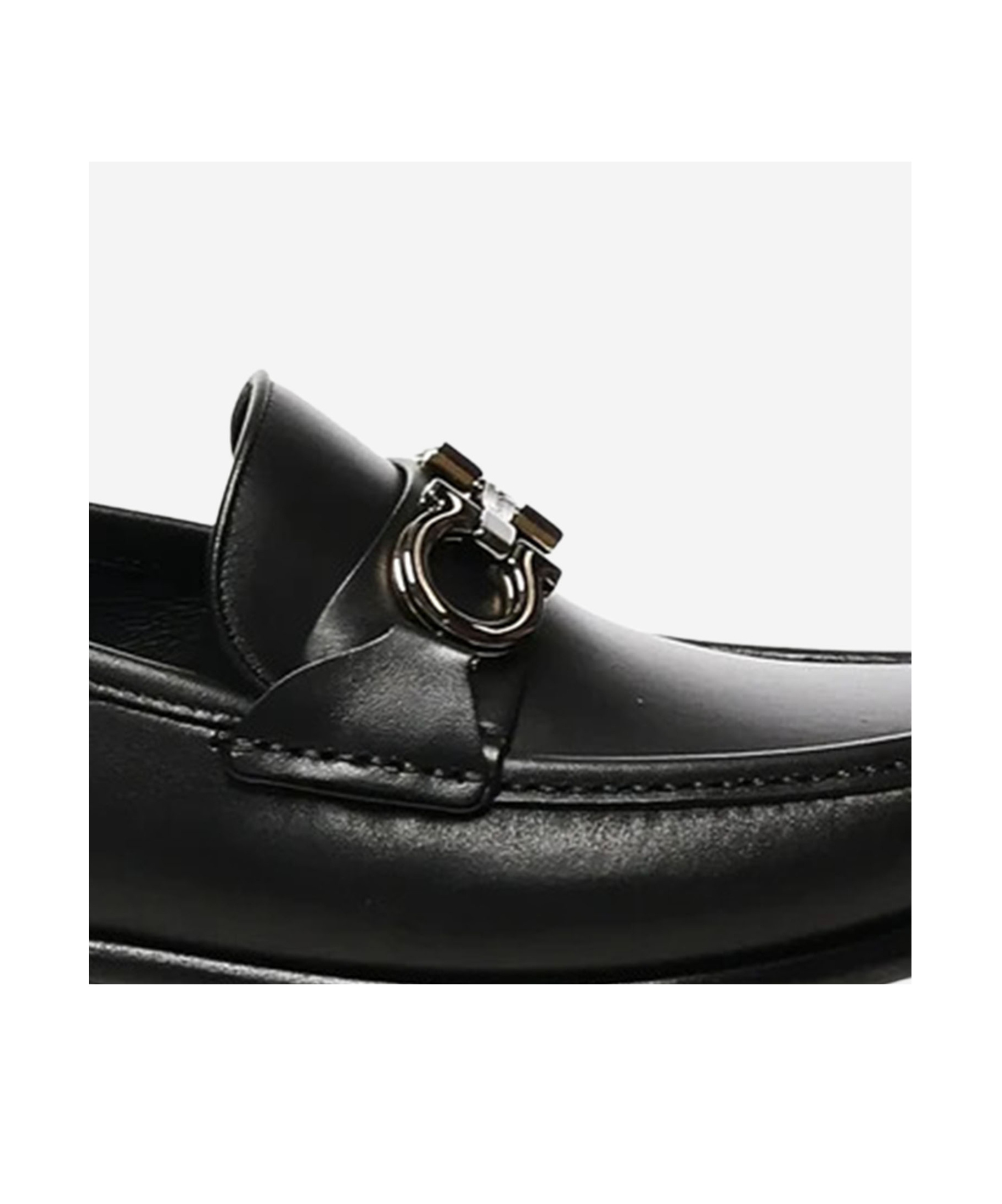 Ferragamo Gancini Buckle Loafers In Black