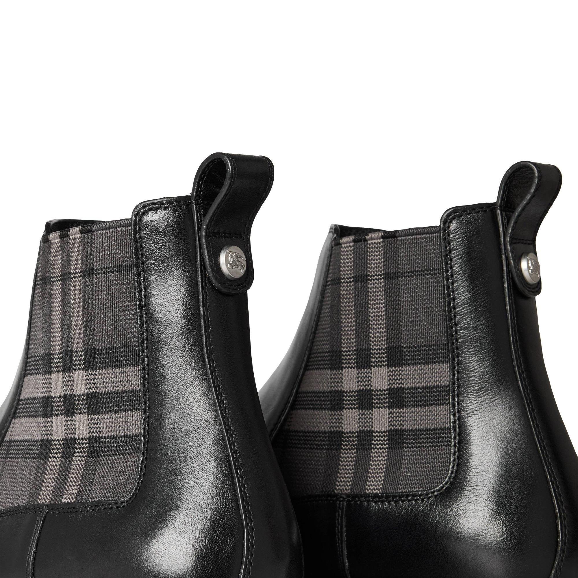 Burberry Solid Color Boots In Black