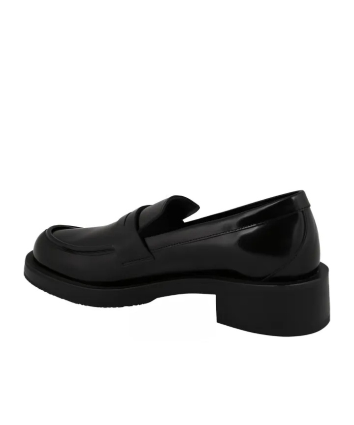 Stuart Weitzman Round Head Loafer Shoes In Black