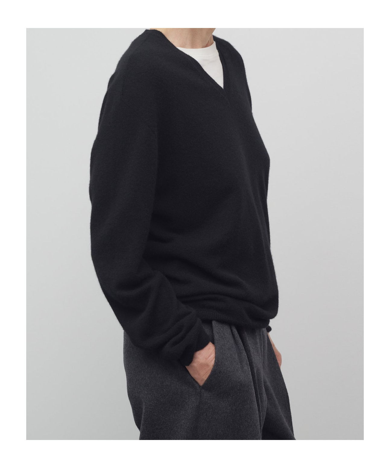 The Row Isaora Cashmere Sweater In Black