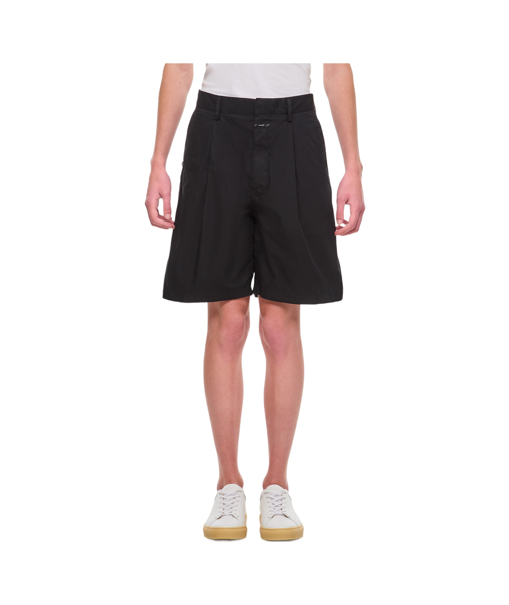 Closed Pleated Detail Shorts In Black