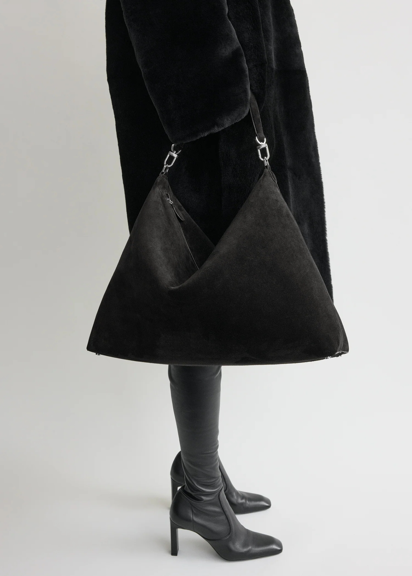 Totême Zipper Shoulder Bag In Black