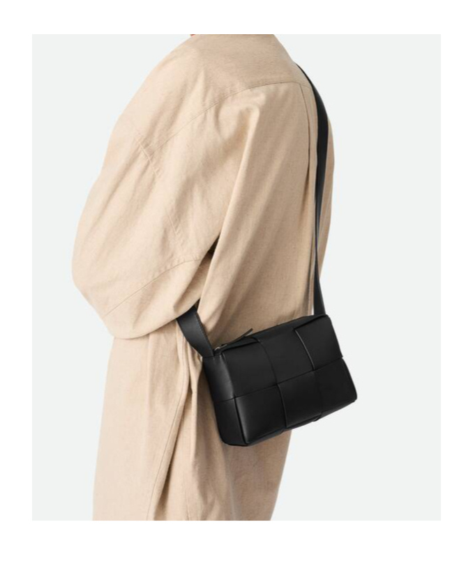 Bottega Veneta Small Arco Camera Bag In Black