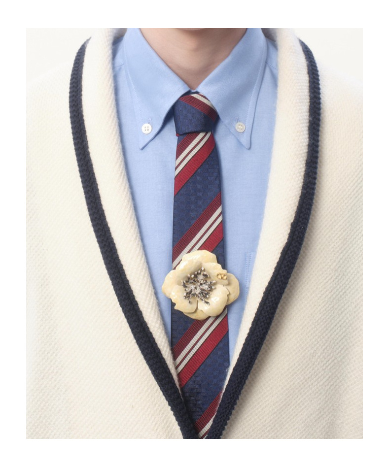 Valentino Logo Tie Clip In Nude