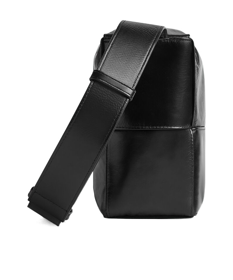 Bottega Veneta Medium Arco Shoulder Bag In Black