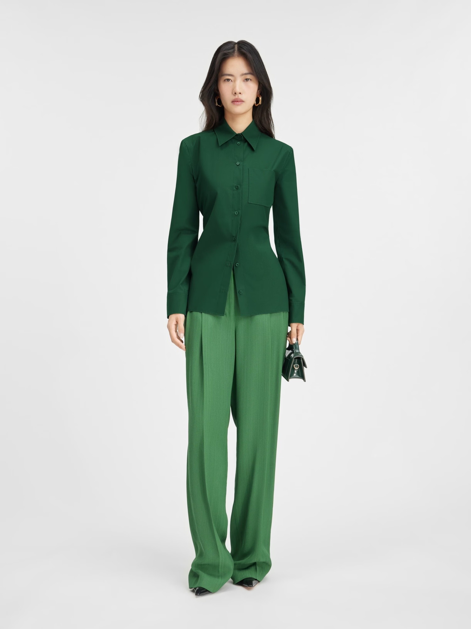 Jacquemus A Shirt With A Pointed Collar And A Bare Back In Green