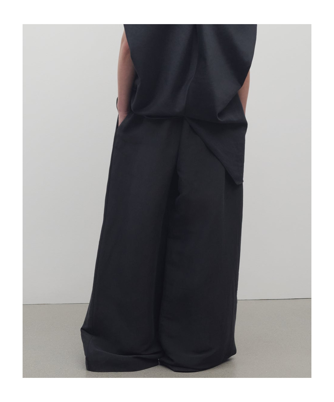 The Row Bellana Pant In Silk In Black