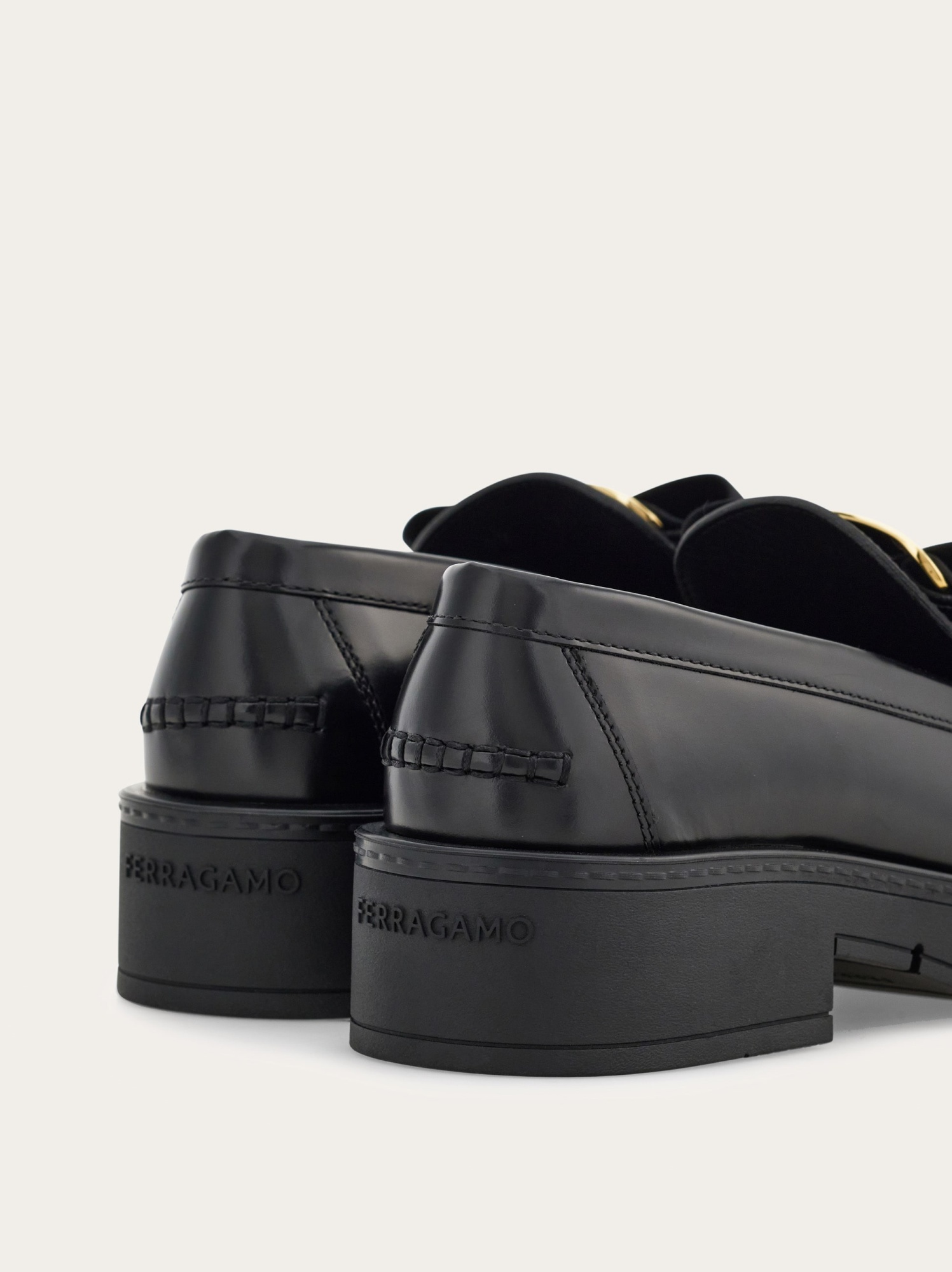 Ferragamo Gancini Buckle Loafers In Black