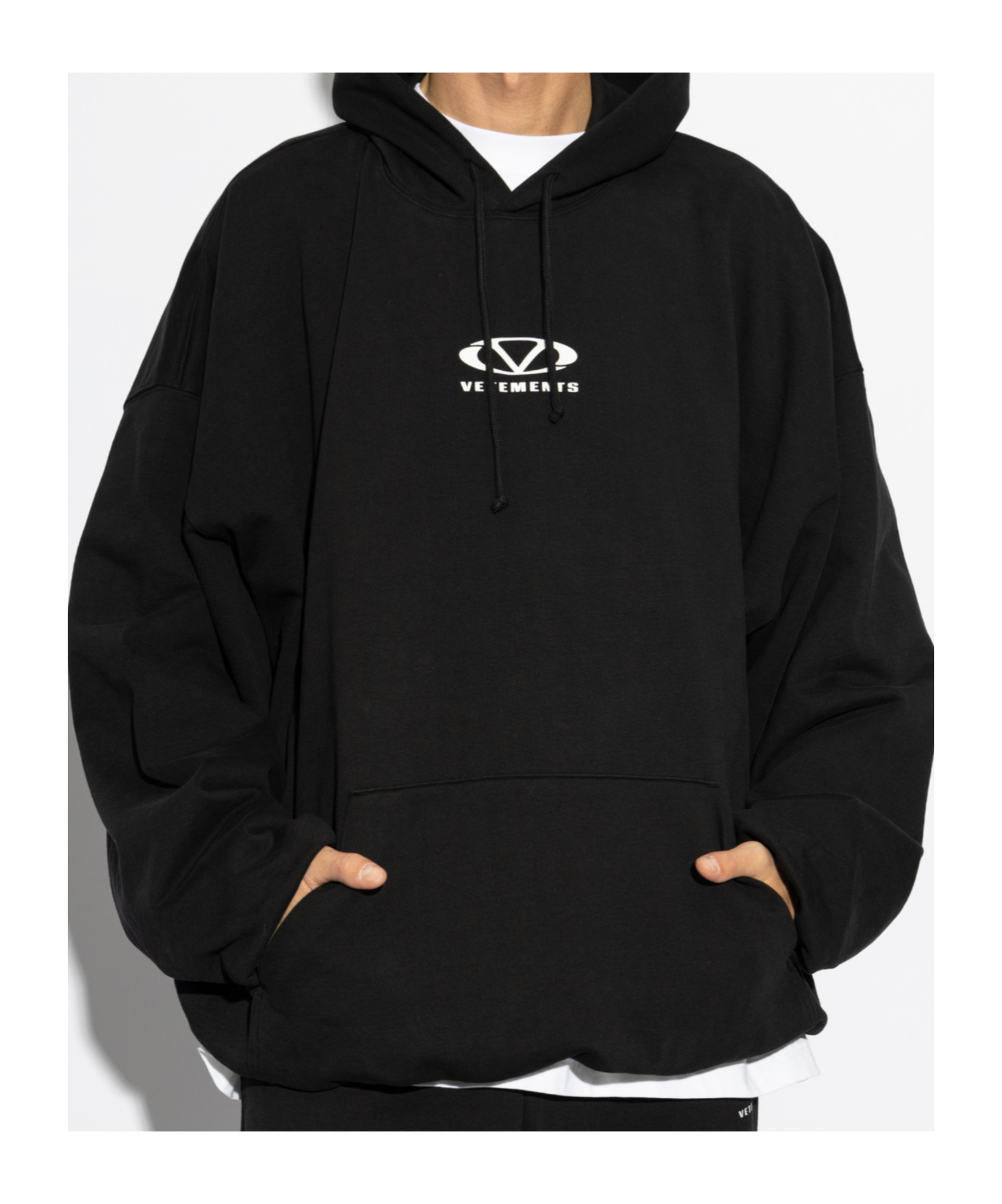 Vetements Black Oval Logo Cropped Boxy Hoodie In Black