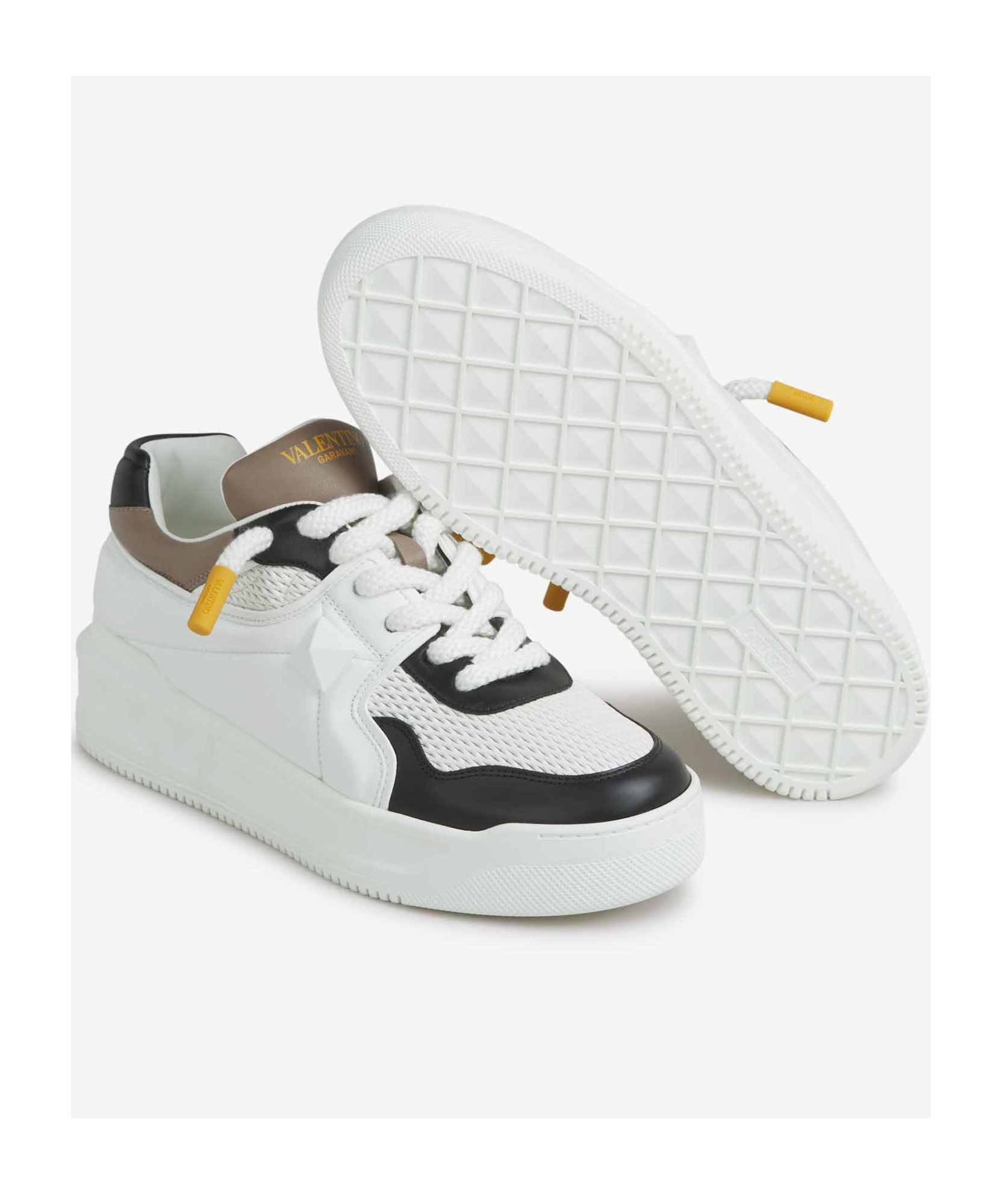 Valentino One Stud Xl Low-cut Casual Shoes In White