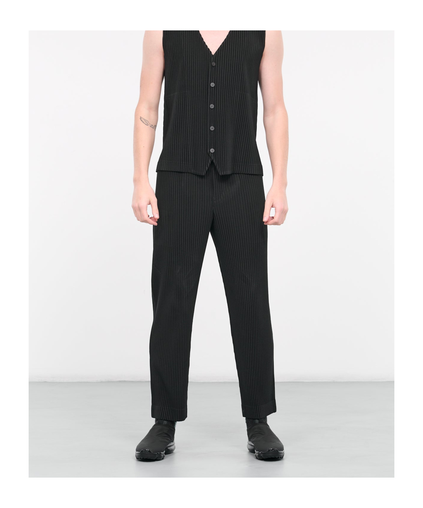 Issey Miyake Basic Tapered Plissé Trousers In Black