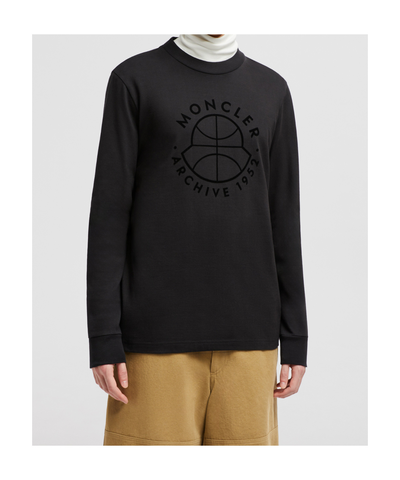 Moncler Logo Long-sleeved T-shirt In Black