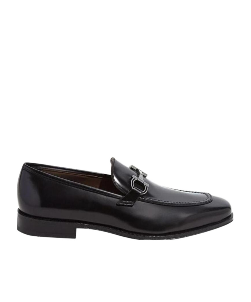 Shop Ferragamo Logo Business Casual Shoes In Black