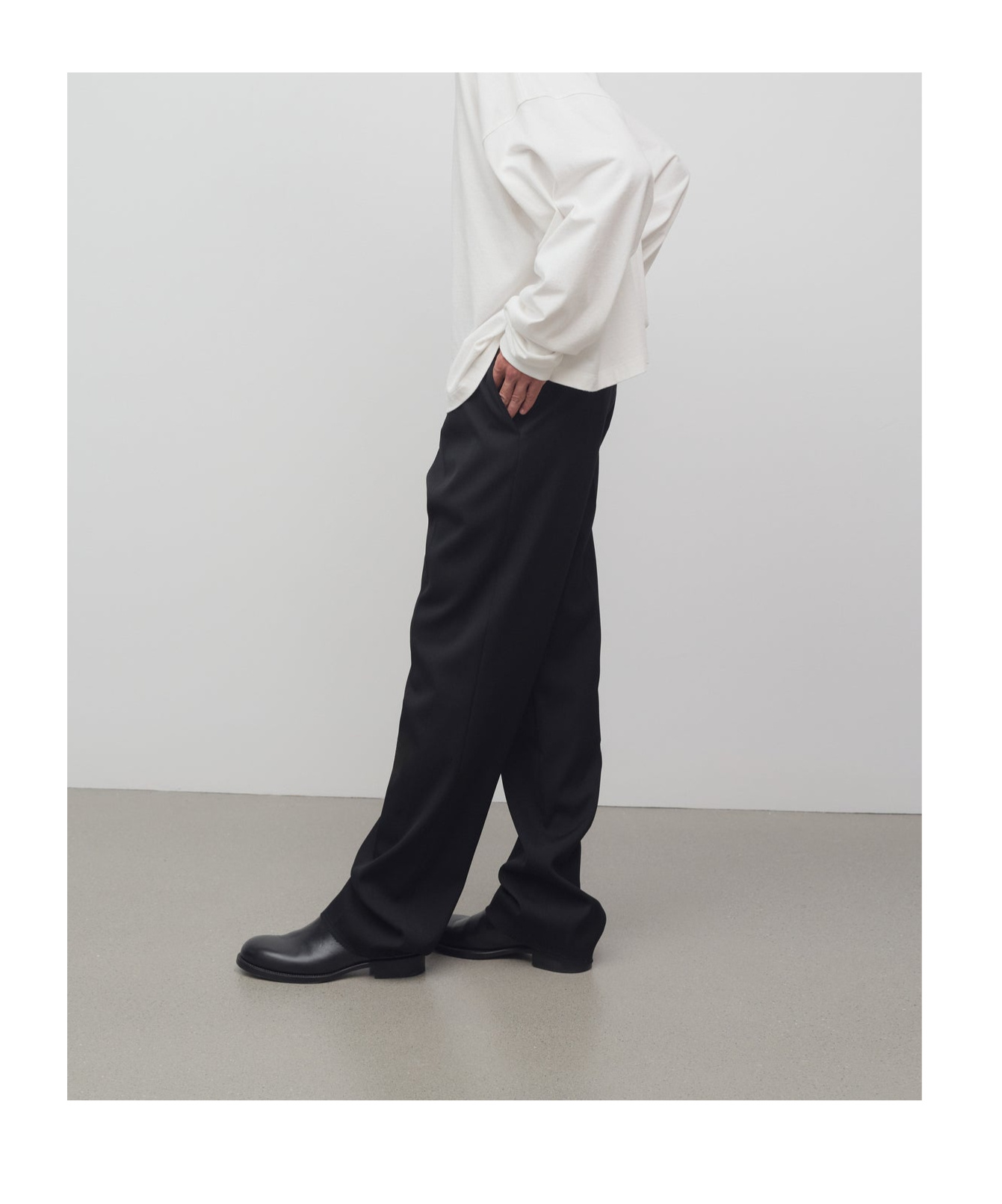 The Row Belt-loop Casual Pants In Black