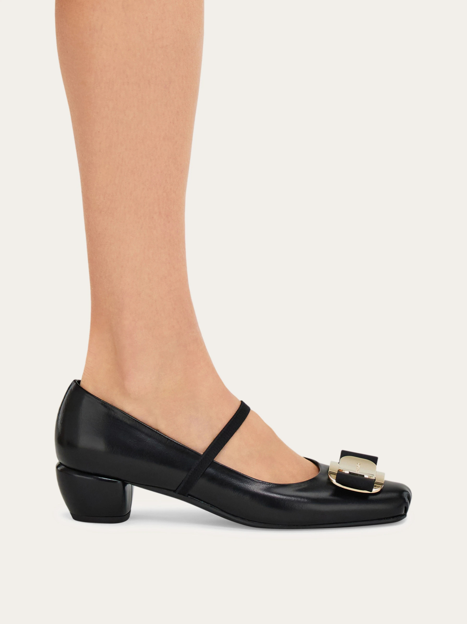 Ferragamo New Vara Plate Pump In Black
