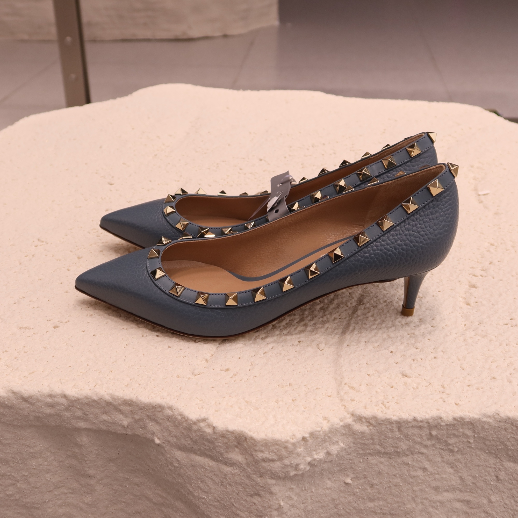 Valentino Pointed High Heels In Nude