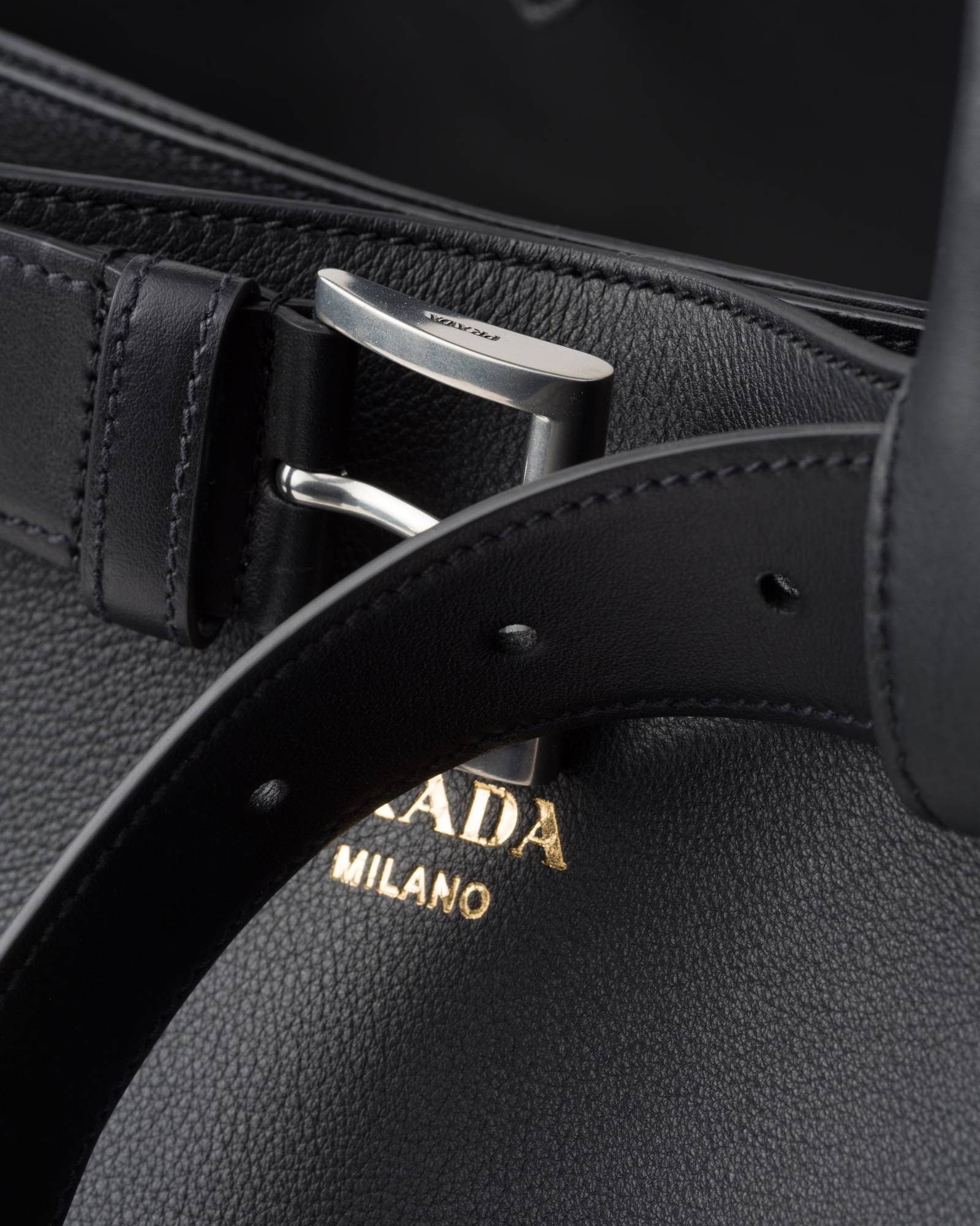 Prada Mittelgrosse Double Belt Handtasche In Black