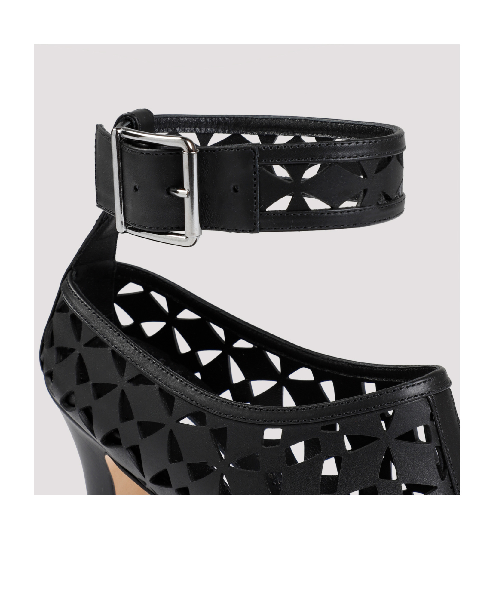 Manolo Blahnik Tingah 105 Leather Sandals In Black
