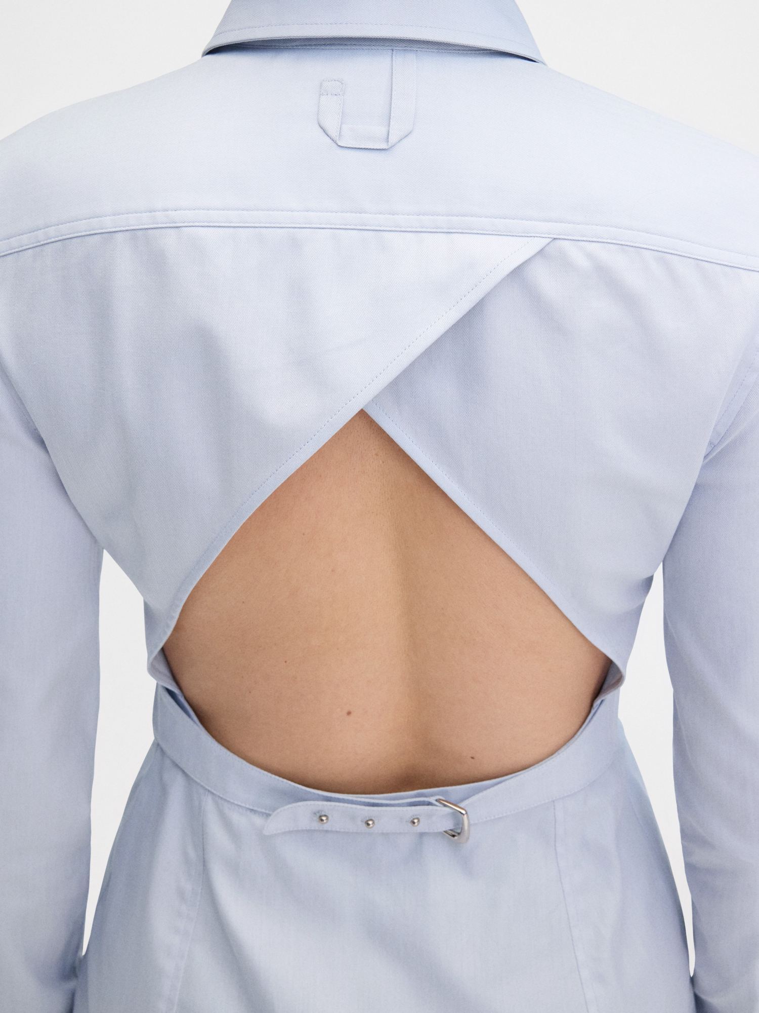 Jacquemus Womens La Chemise Cuadro Script-embroidery Asymmetric Cotton Shirt Light Grey In Blue