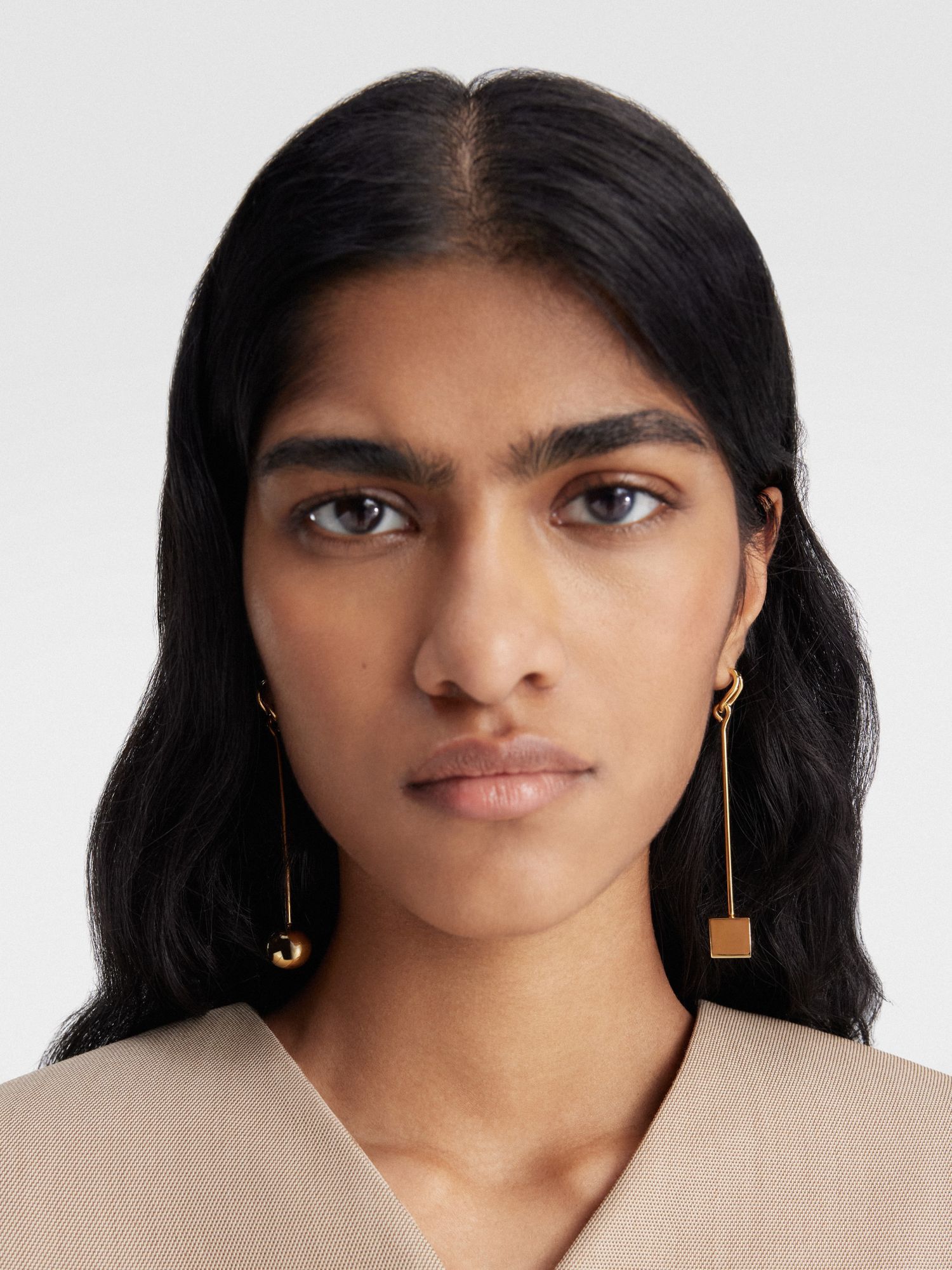 JACQUEMUS JACQUEMUS ASYMMETRIC DANGLE EARRINGS 