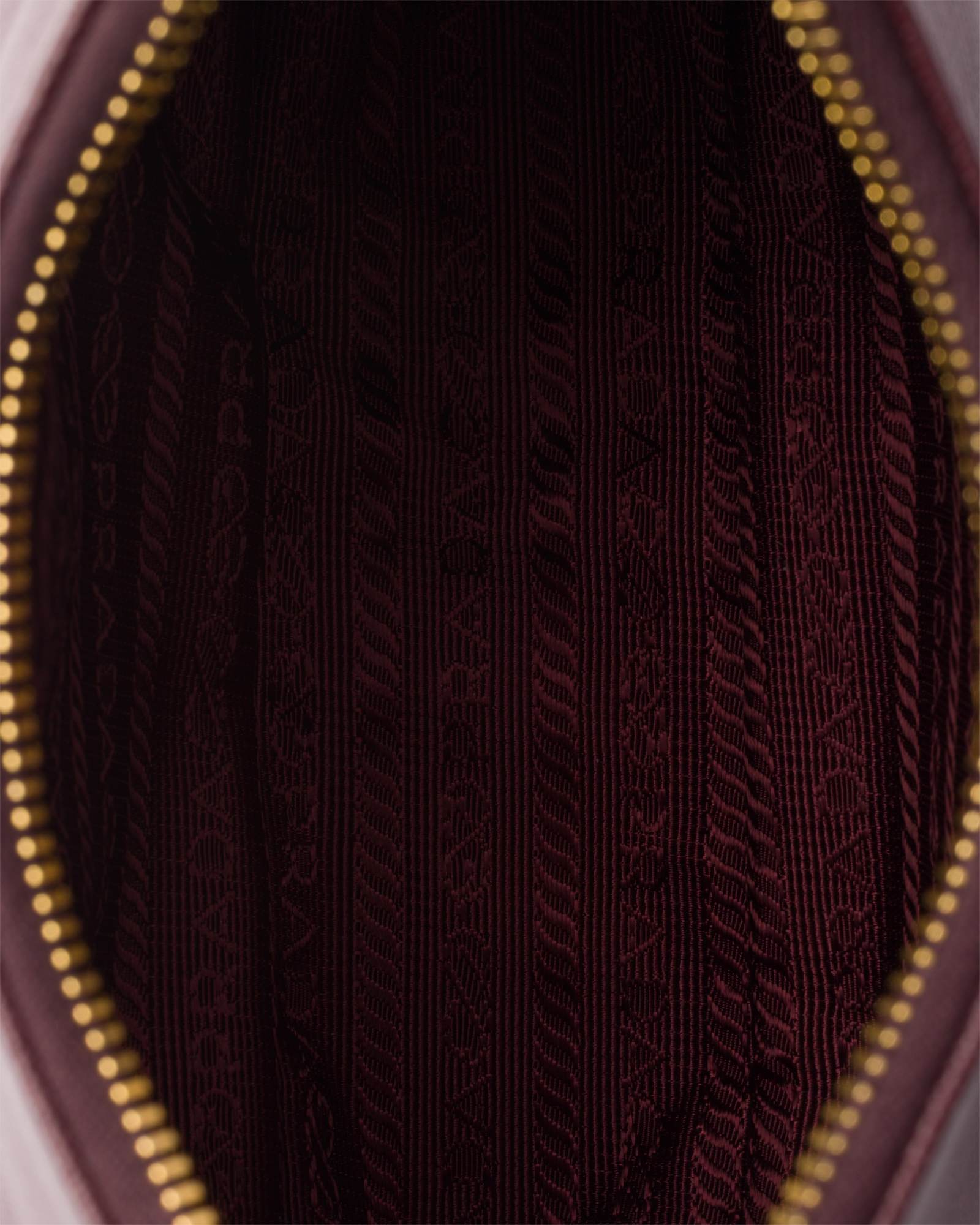 Prada Re-edition 2005 Zipped Shoulder Bag In Burgundy