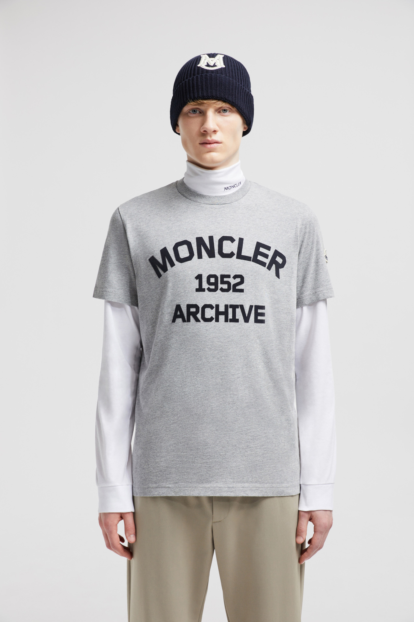 Moncler Logo Print Short-sleeved T-shirt In Gray
