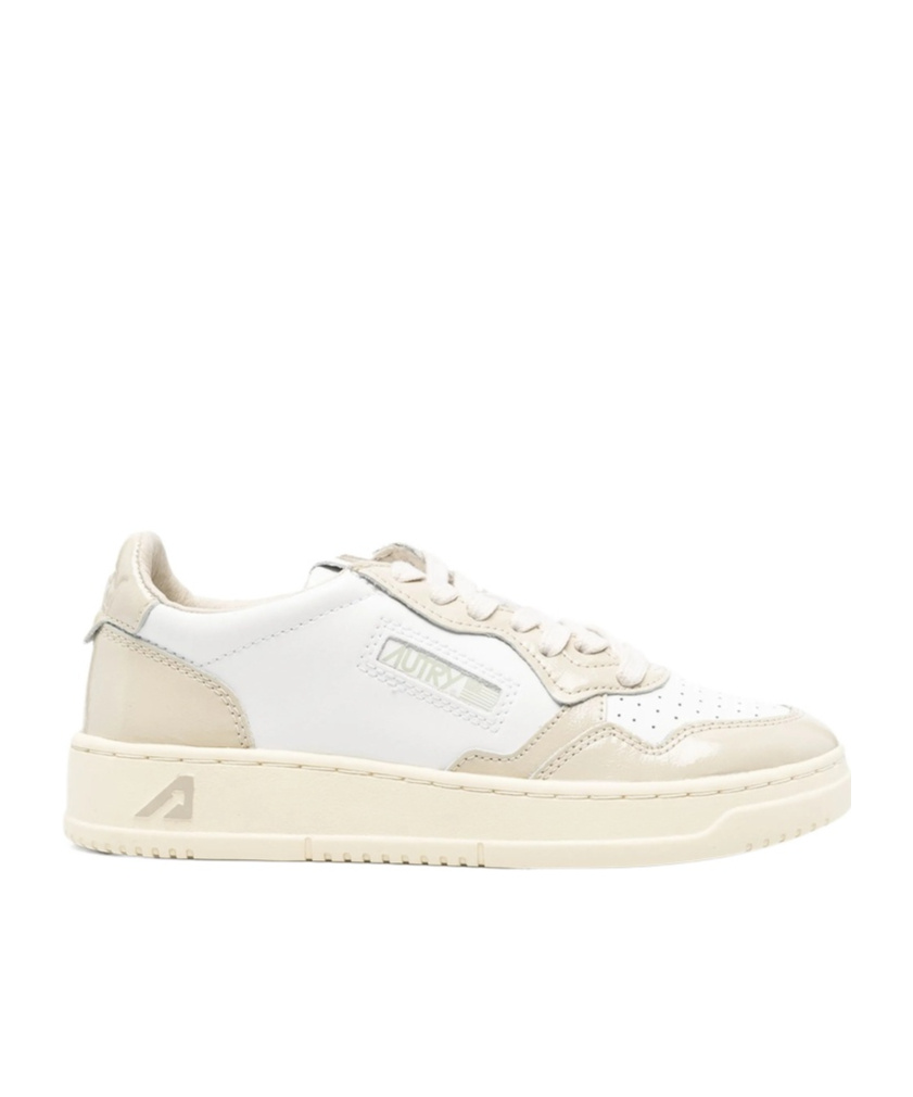 Autry Medalist Low Top Sneakers In White