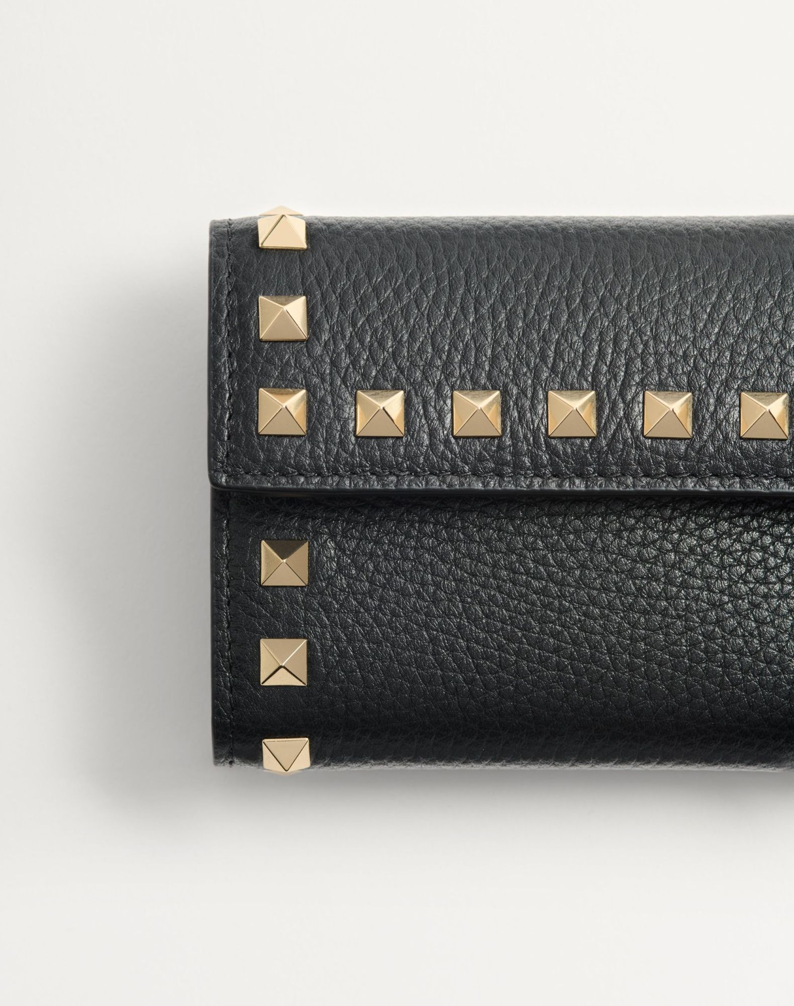 Valentino Garavani Rockstud Trifold Wallet In Grainy Calfskin Woman Black Uni In Black