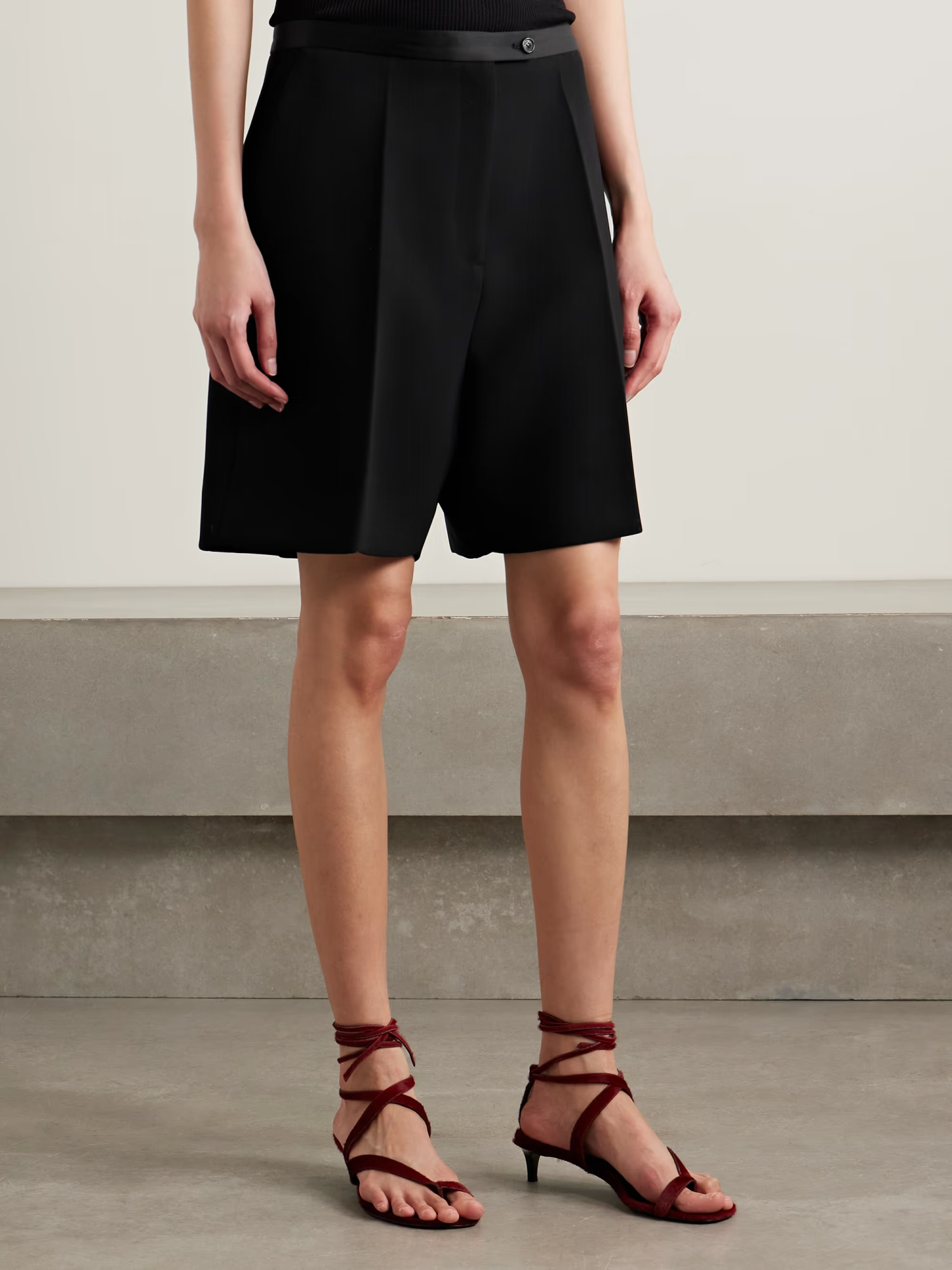 Khaite Micha Shorts In Black