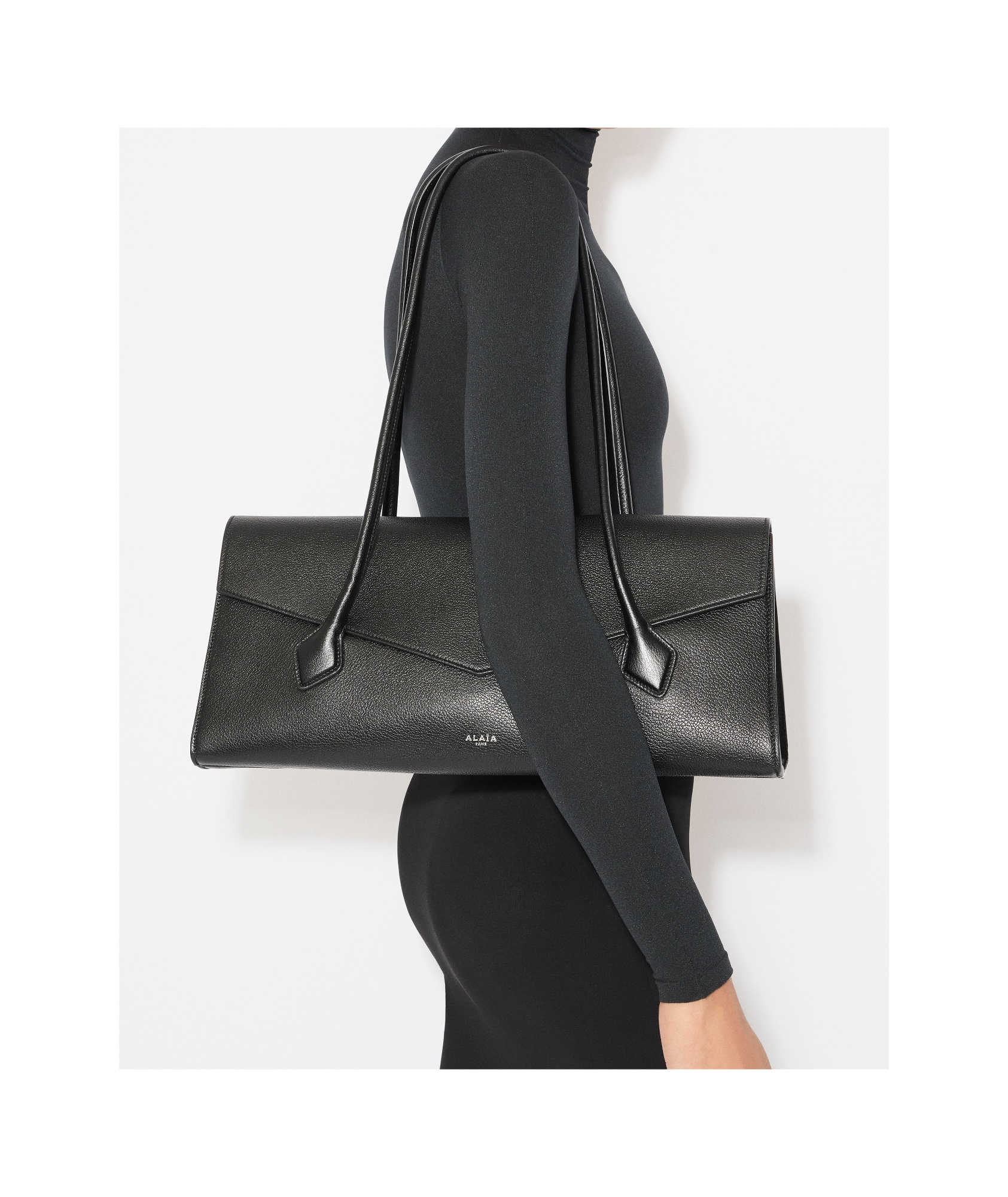 Alaïa Le Teckel Shoulder Bag In Black