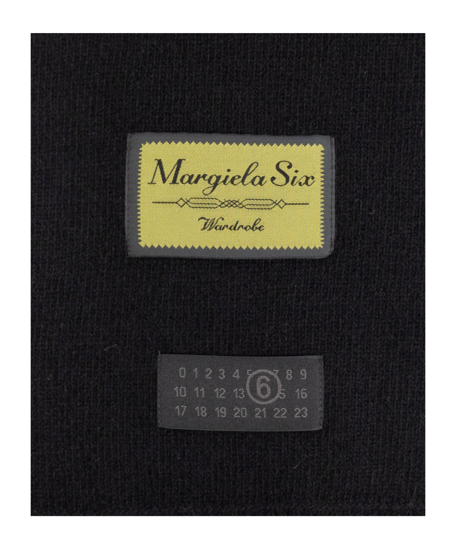 Mm6 Maison Margiela Logo Patch Knitted Scarf In Black