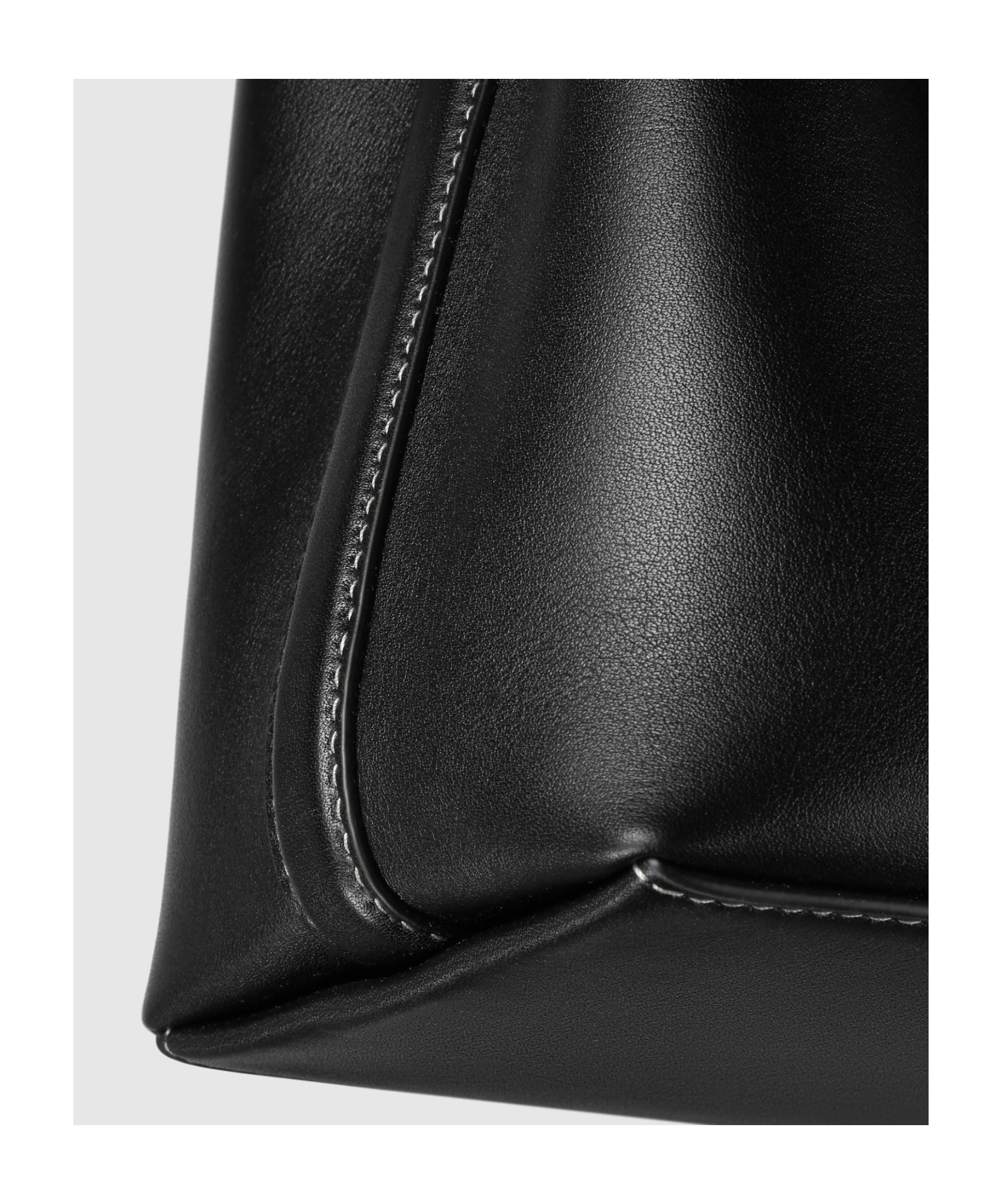 Gucci Gg Emblem Leather Bucket Bag With Frontal Logo In Black