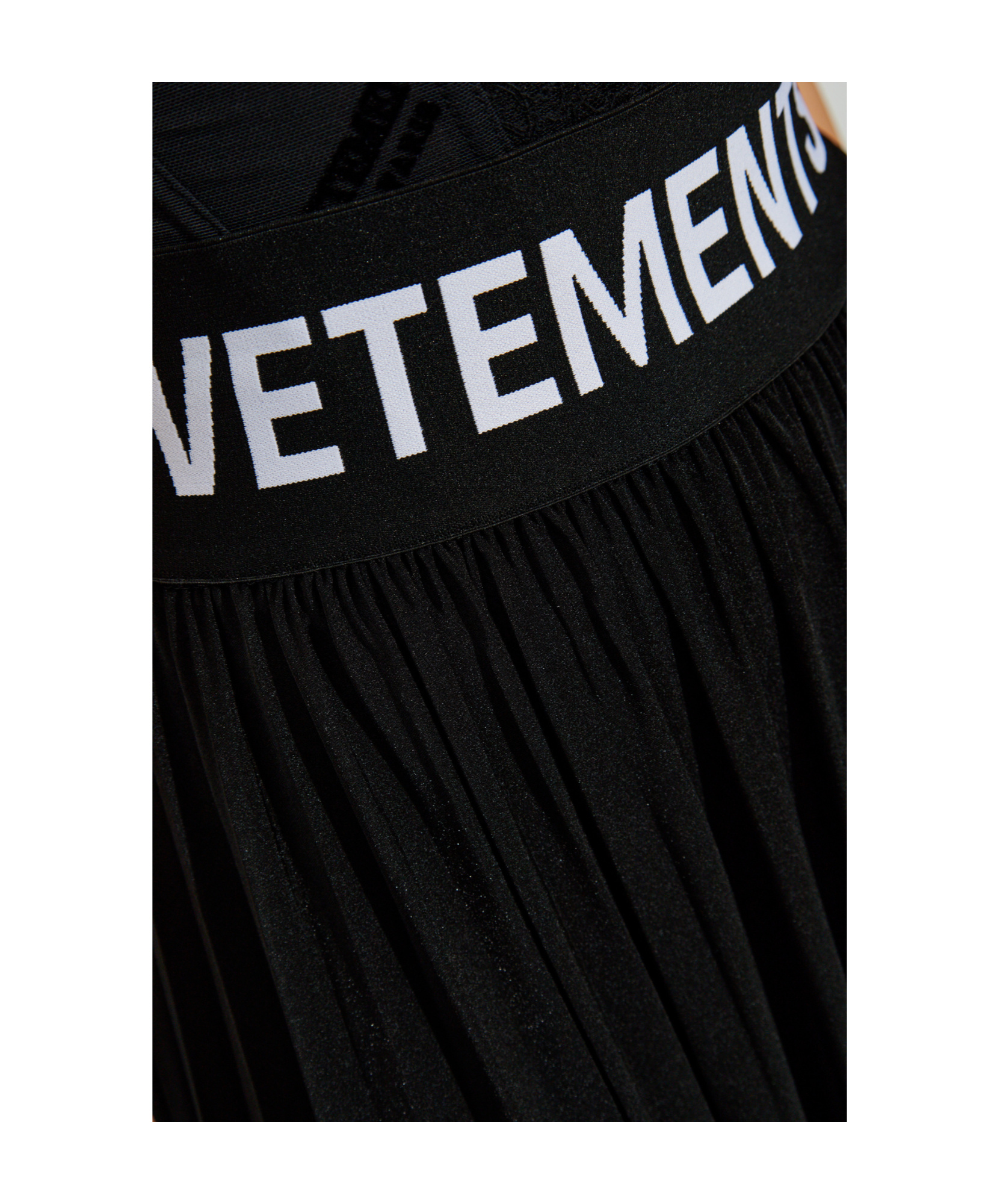 VETEMENTS VETEMENTS LOGO WAIST-BAND PLEATED SKIRT 