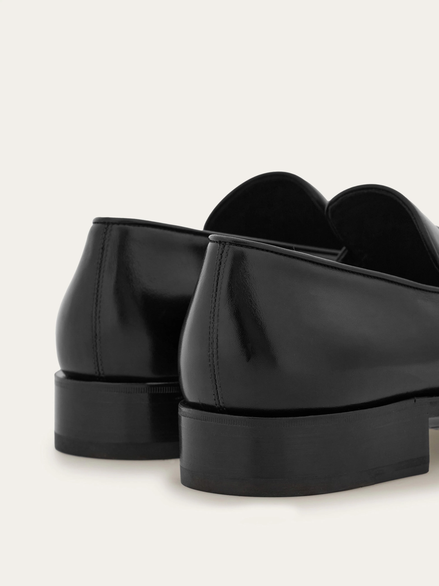 Ferragamo Tramezza Leather Loafers In Black