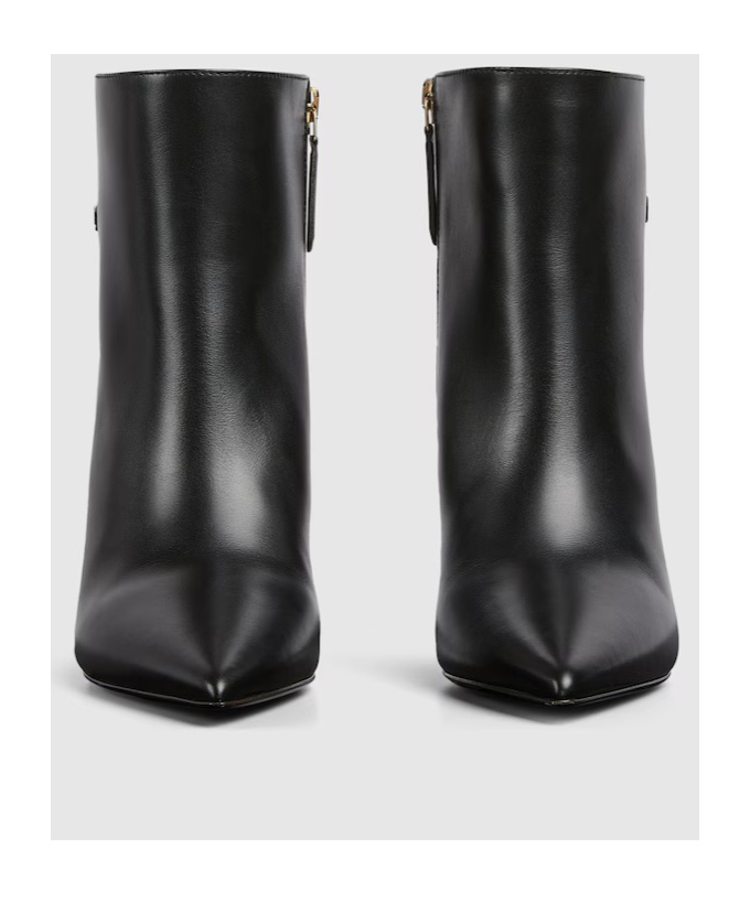 Gucci Signoria Leather Chain Ankle Booties In Black