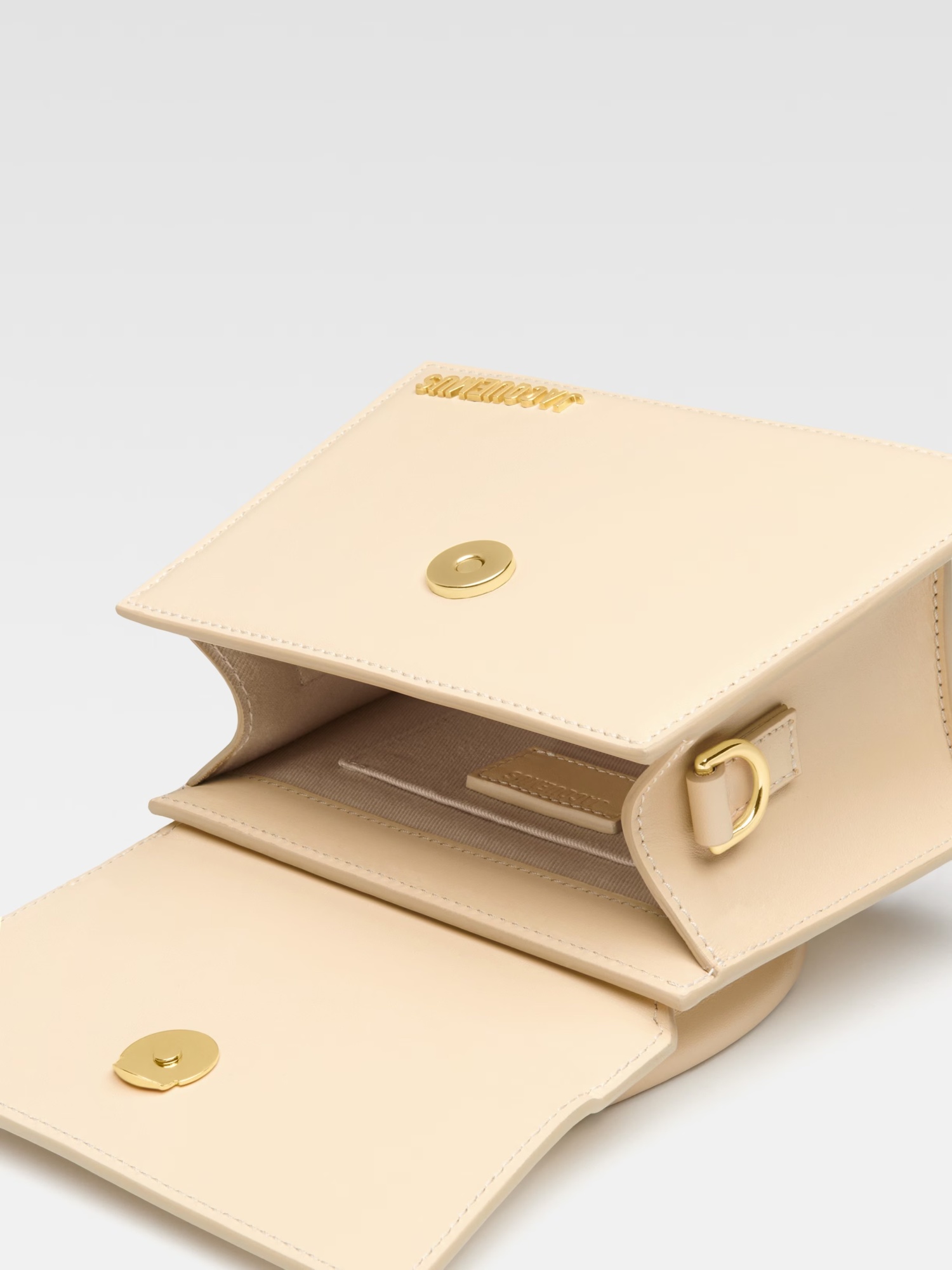 Jacquemus Le Chiquito Moyen Leather Handbag In Nude