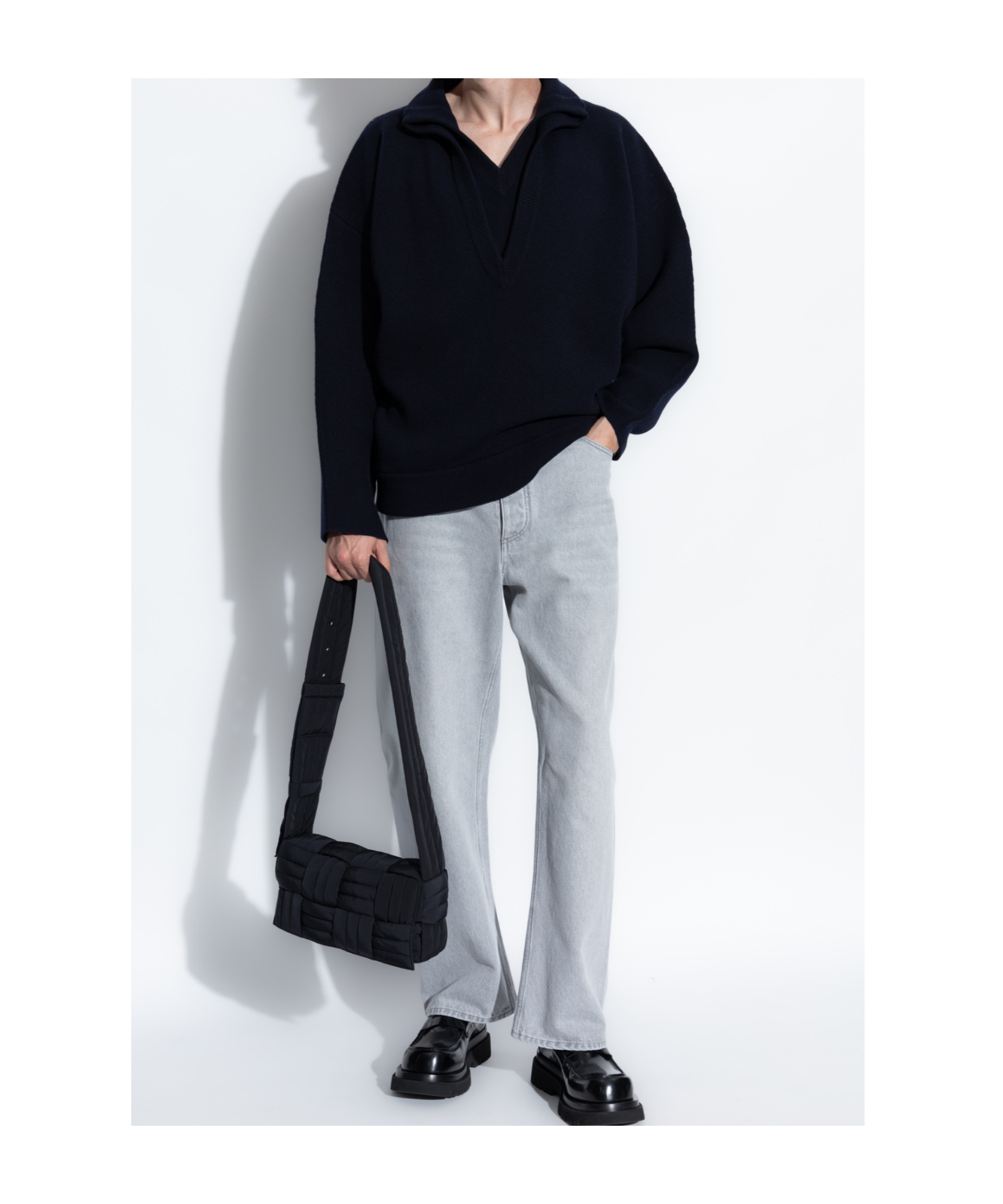 Bottega Veneta Mens Compact Double-v-neck Relaxed-fit Wool Jumper Navy In Black