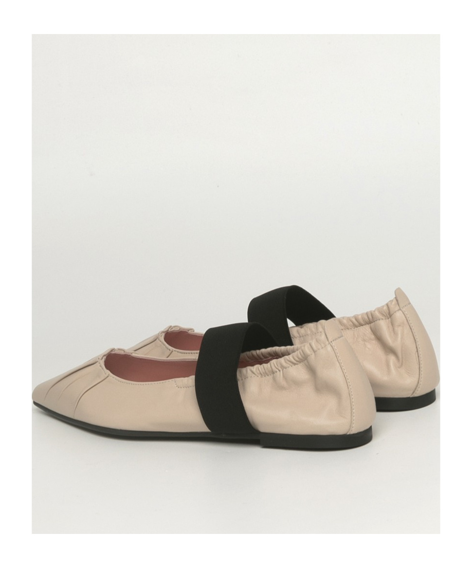 Pretty Ballerinas Pleated Pointed Flats In Nude