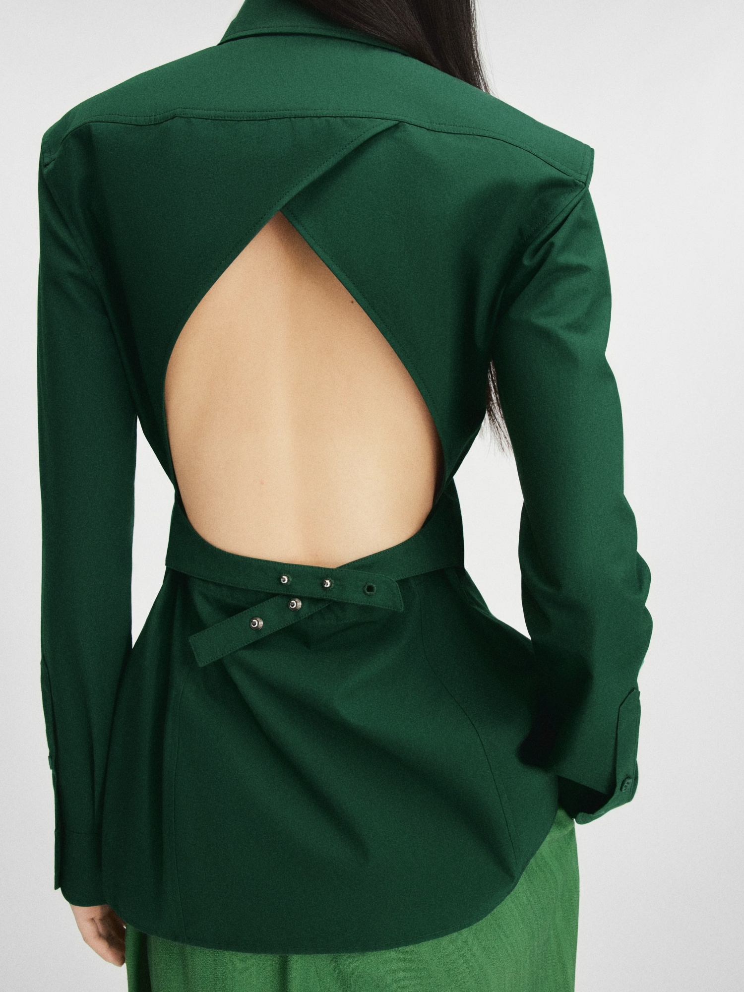Jacquemus A Shirt With A Pointed Collar And A Bare Back In Green