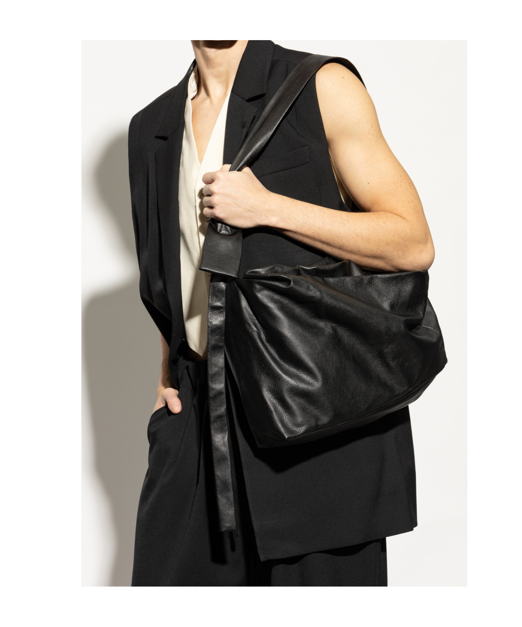 Yohji Yamamoto Puff Leather Shoulder Bag In Black