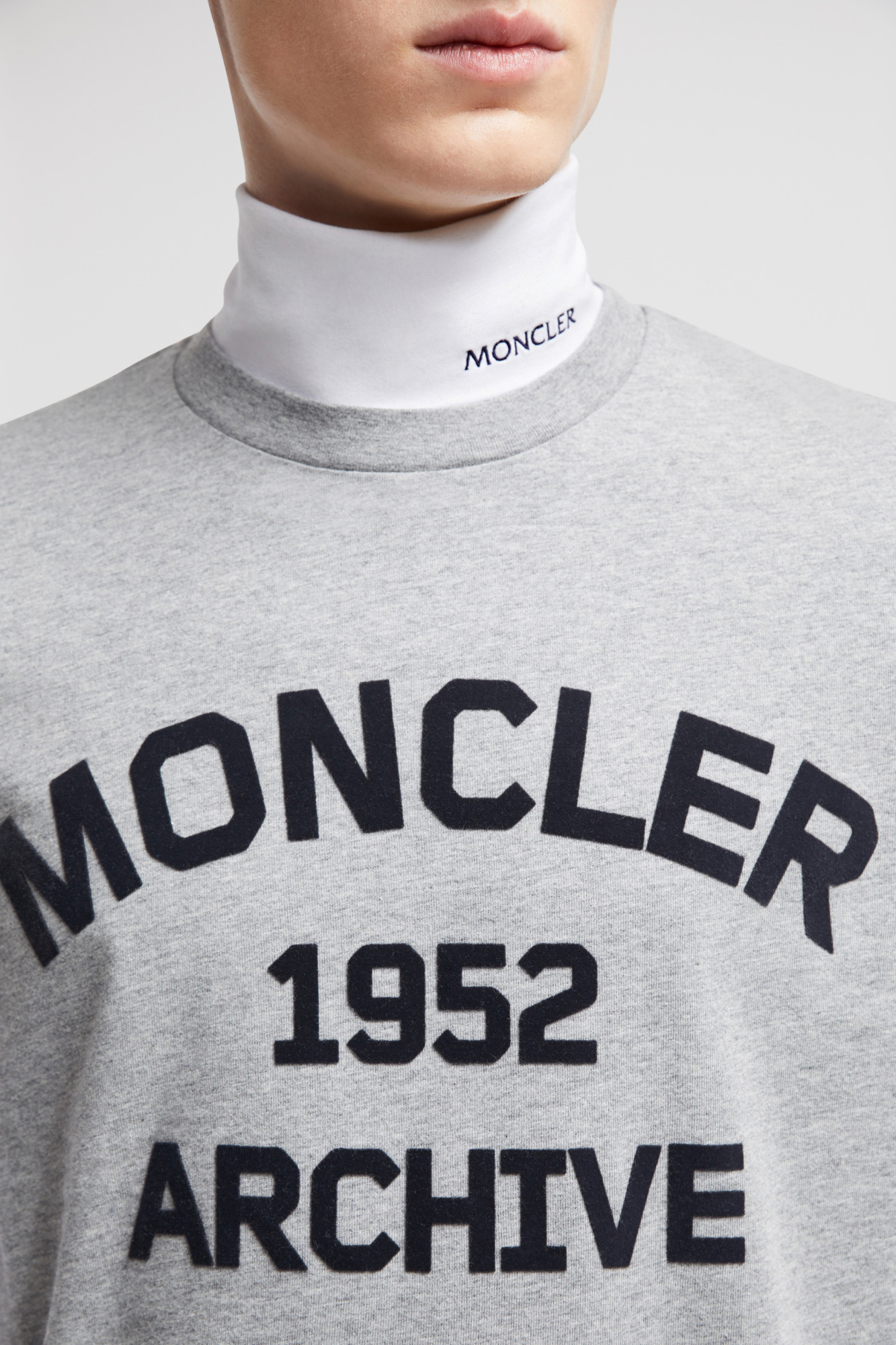 Moncler Logo Print Short-sleeved T-shirt In Gray