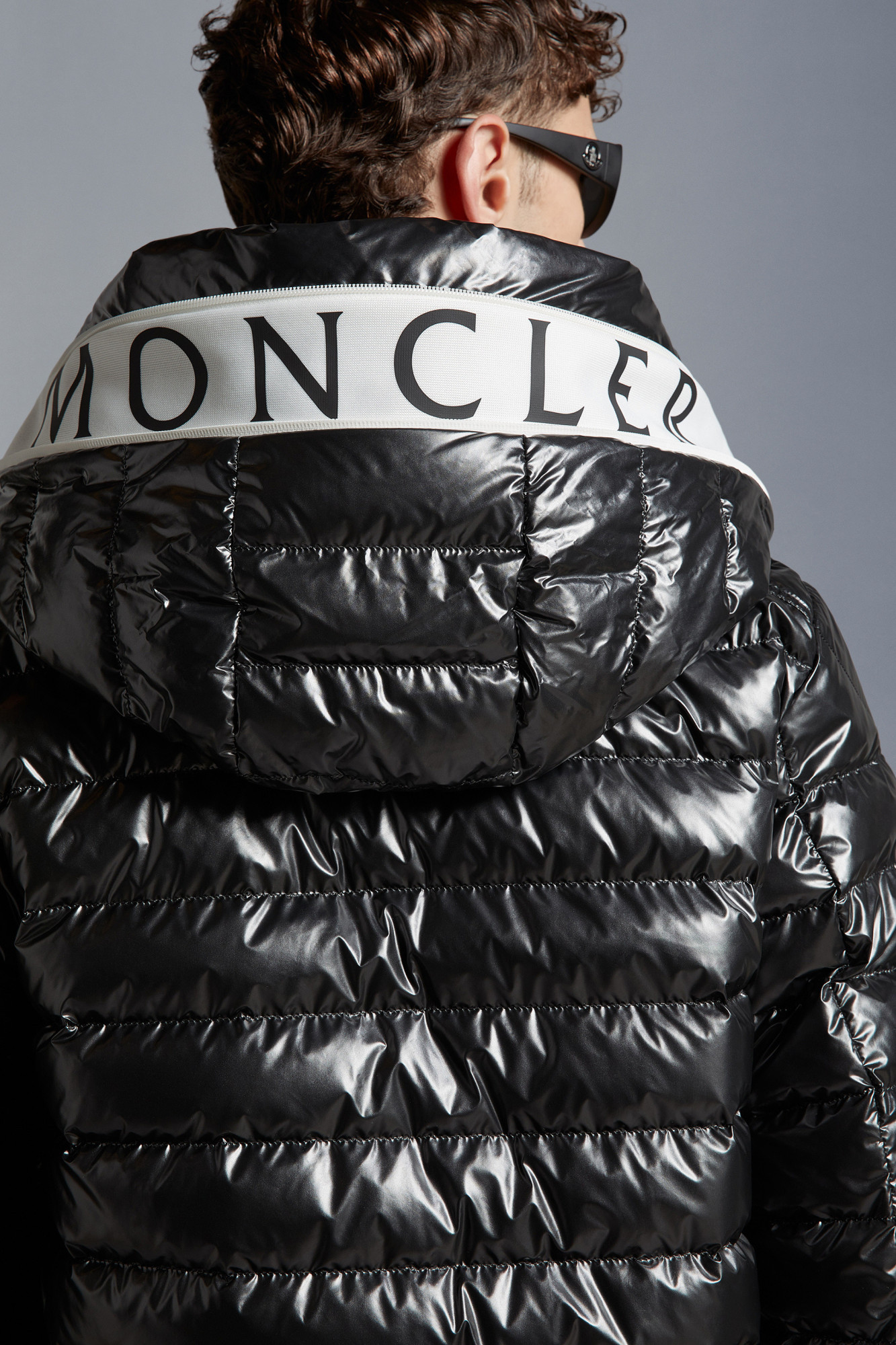 Moncler Akinari Short Down Jacket In Black