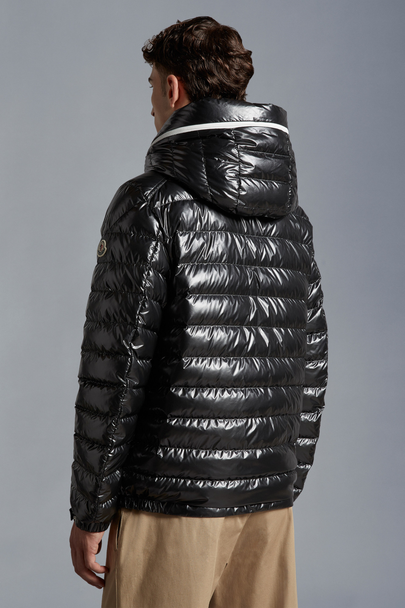 Moncler Akinari Short Down Jacket In Black