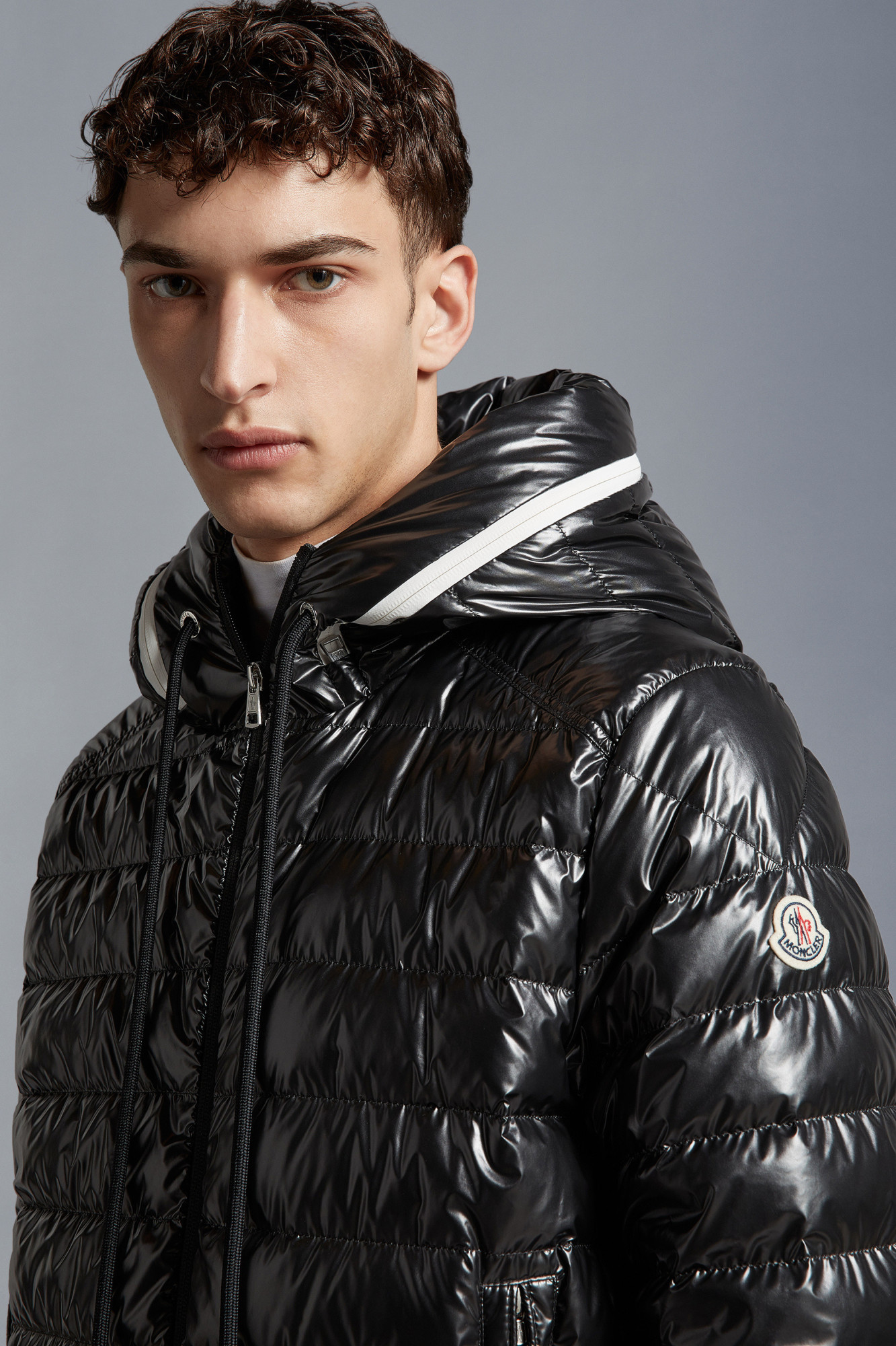 Moncler Akinari Short Down Jacket In Black