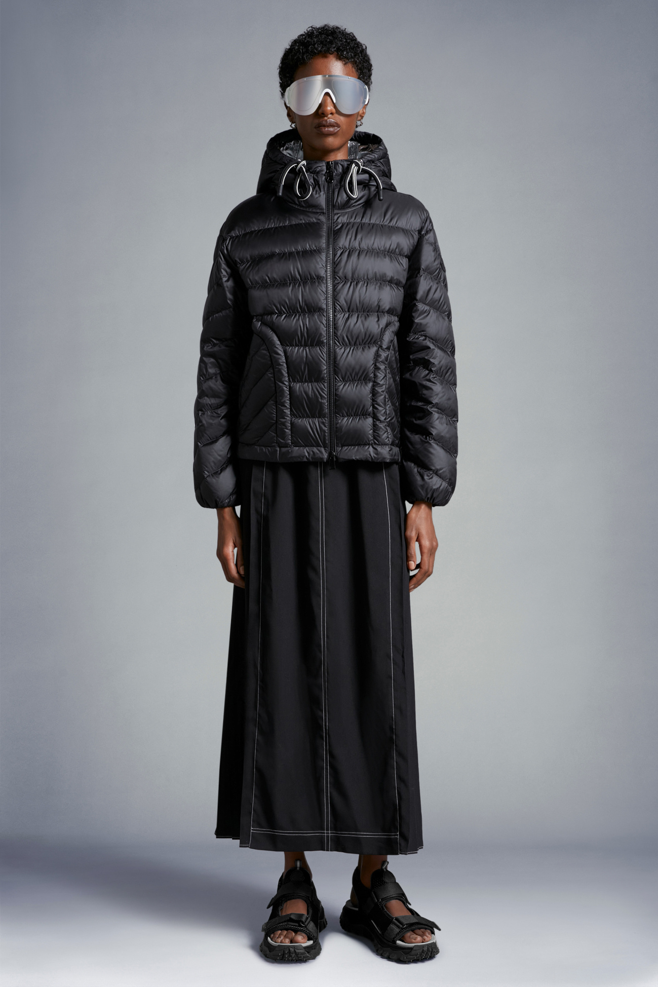 Moncler Delfo Down Puffer Jacket In Black